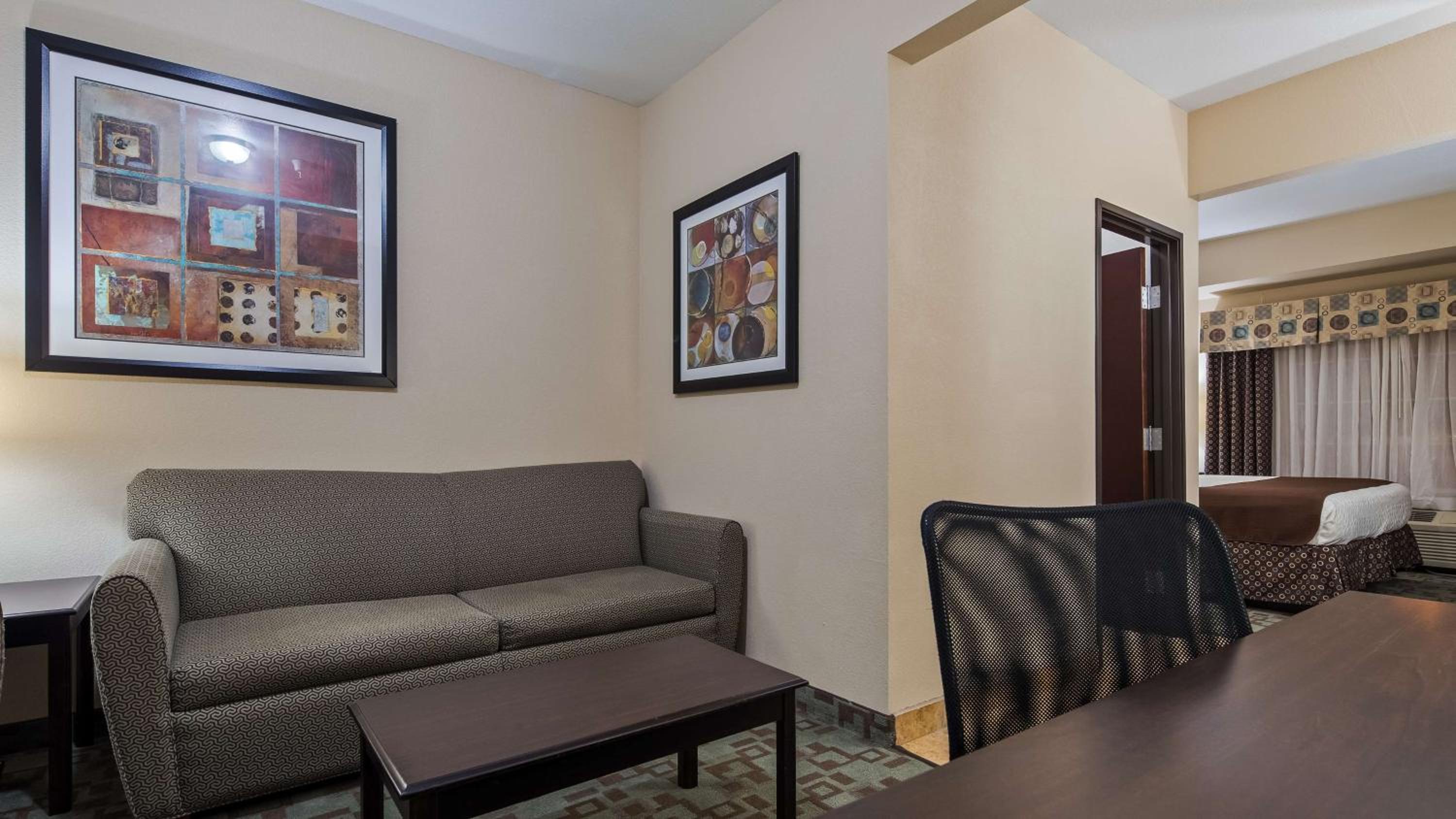 King Suite with Sofa Bed - Non-Smoking - Photo 4