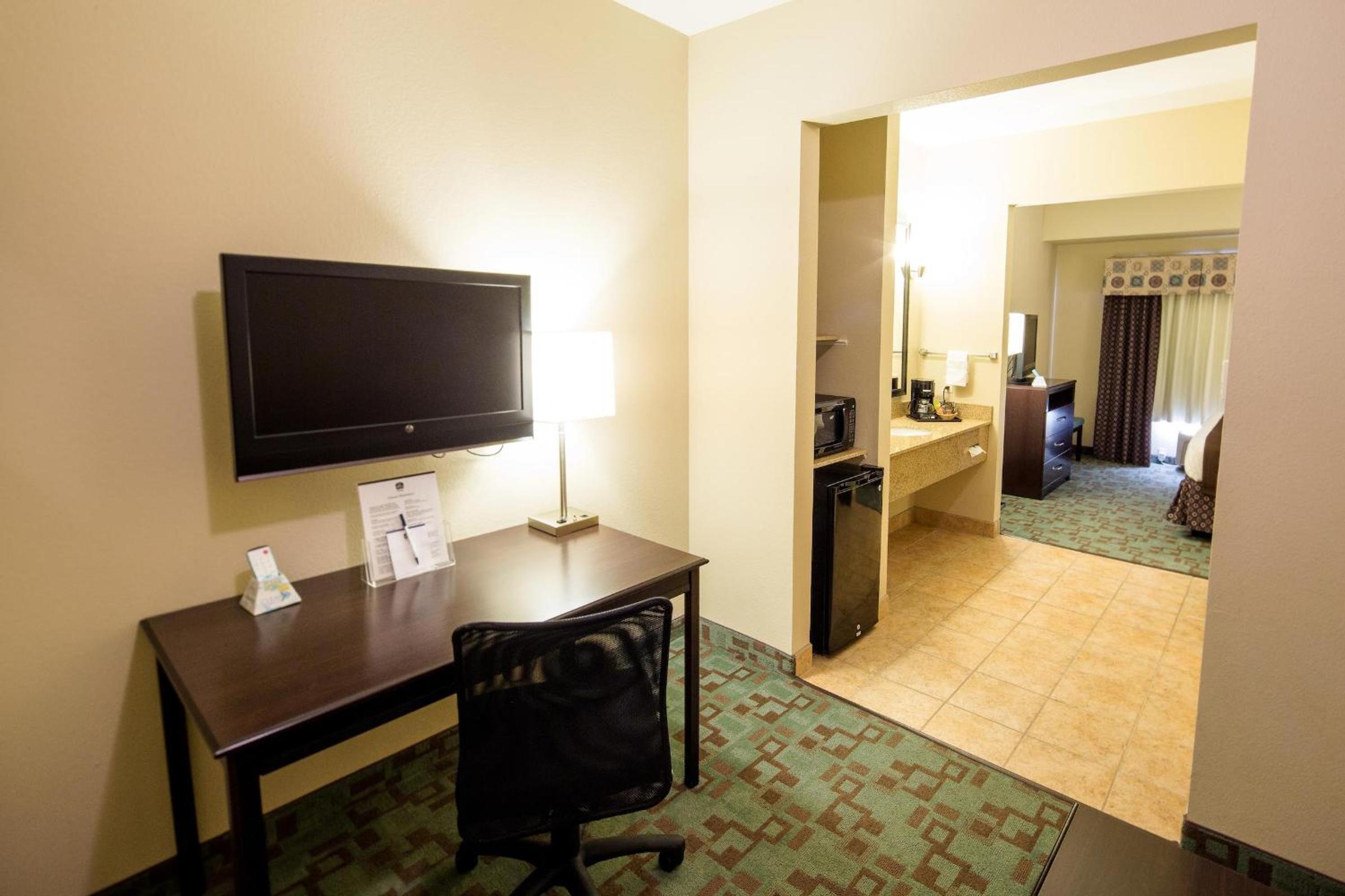 King Suite with Sofa Bed - Non-Smoking - Photo 6