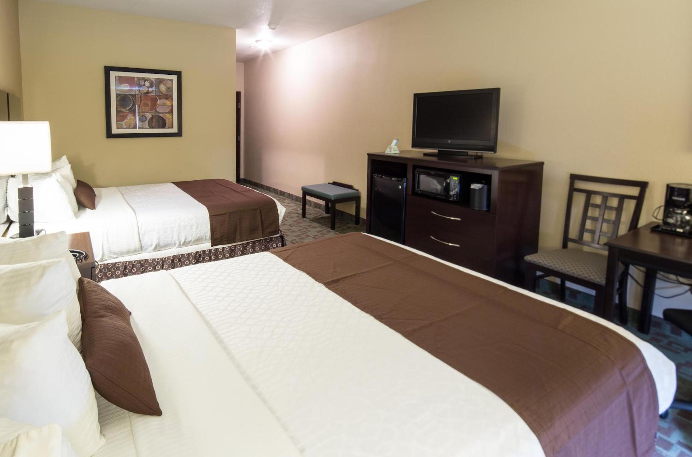 Queen Room with Two Queen Beds - Non-Smoking - Photo 2