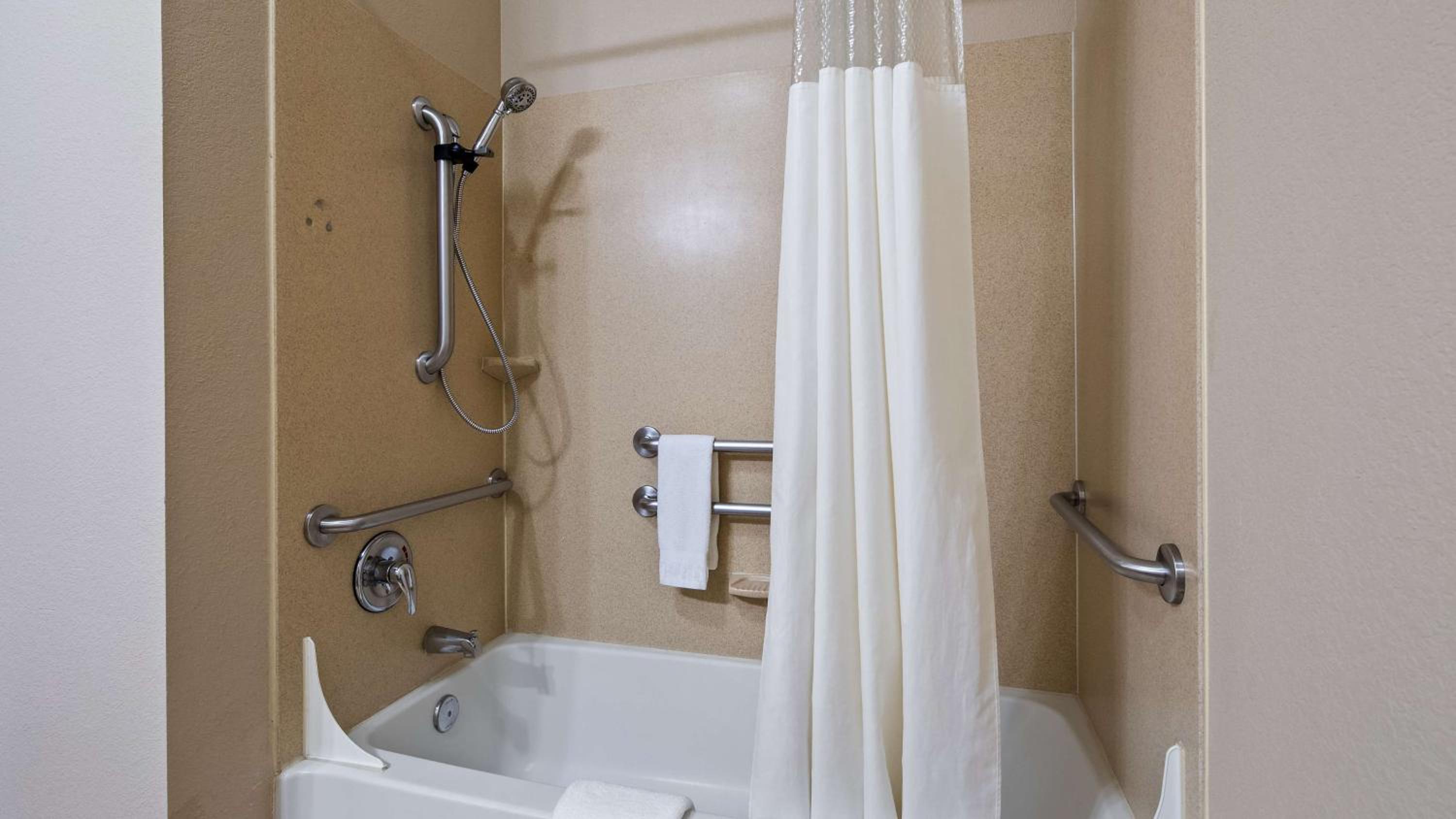 Queen Room with Two Queen Beds - Disability Access/Non-Smoking - Photo 5