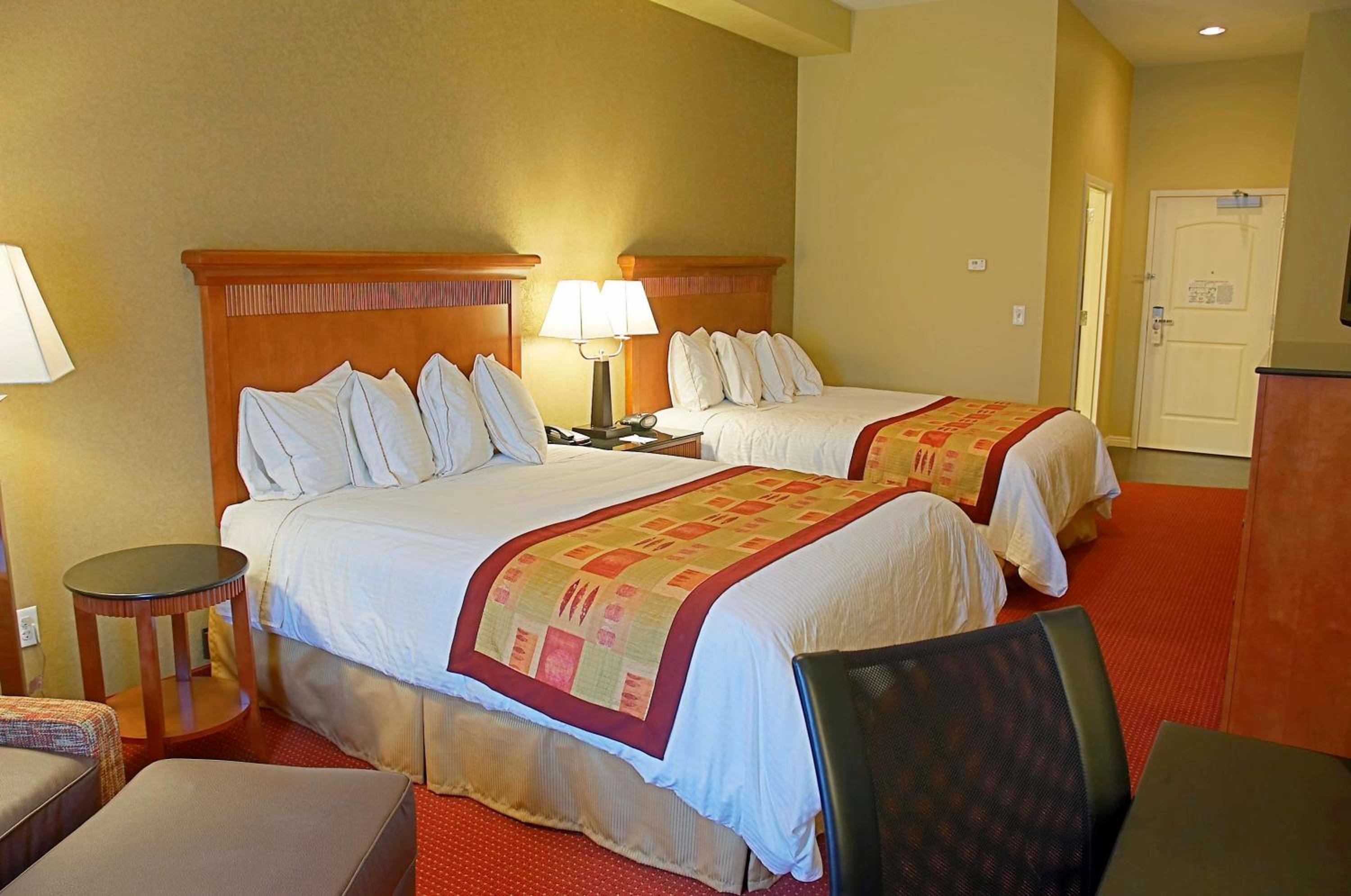 Queen Room with Two Queen Beds - Non-Smoking photo 2