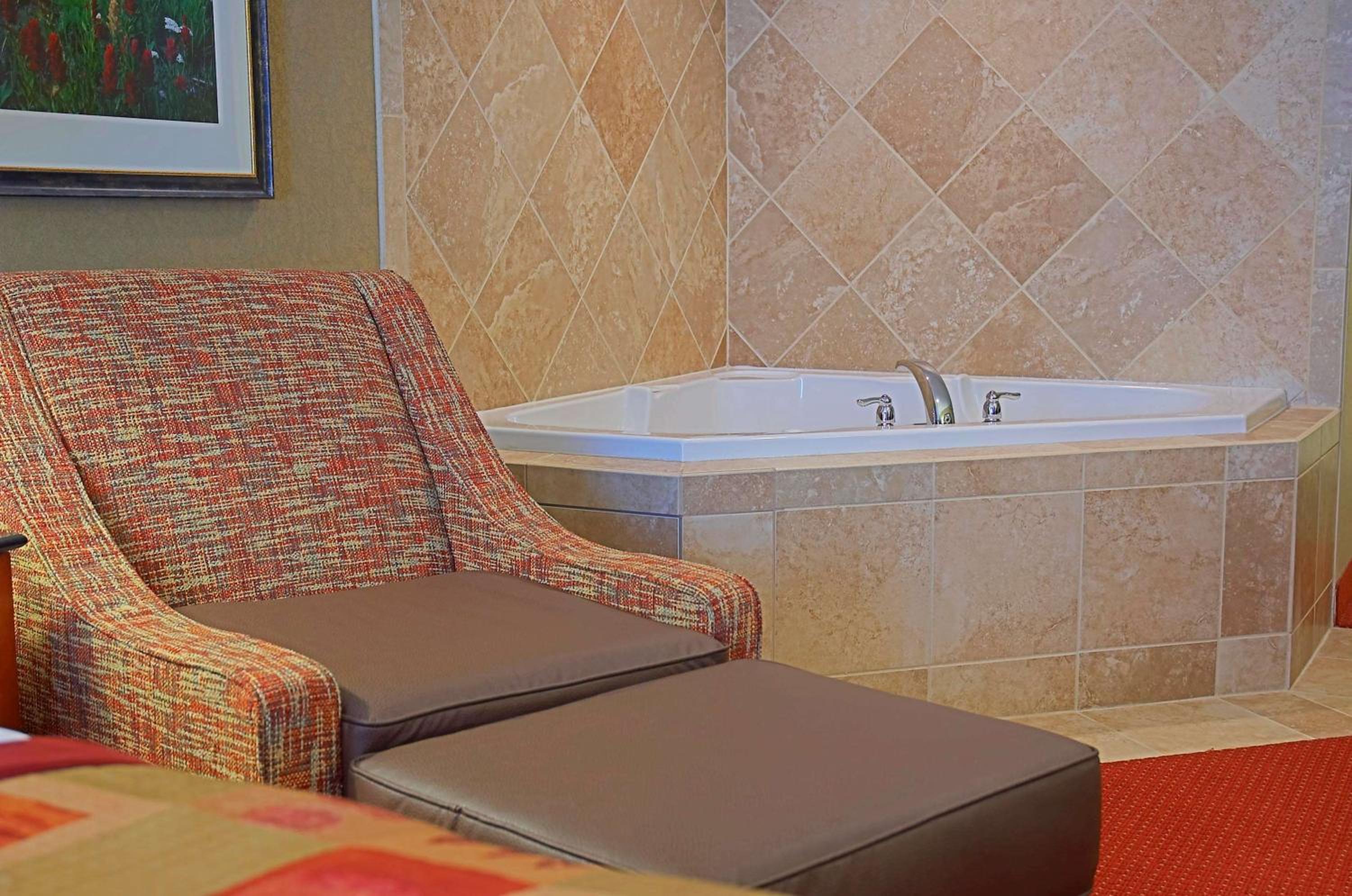 King Room with Spa Bath - Non-Smoking photo 3