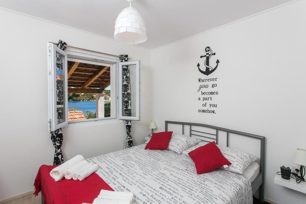 One-Bedroom Apartment with Terrace and Sea View photo 1