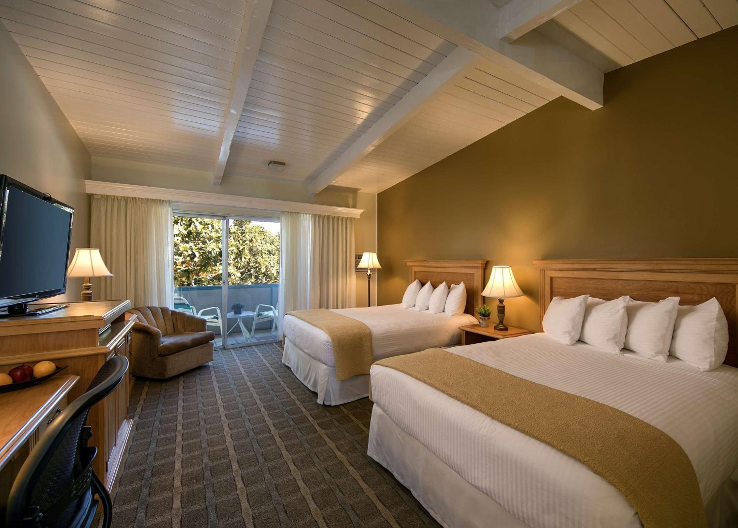 Queen Room with Two Queen Beds - Non Smoking - Photo 1