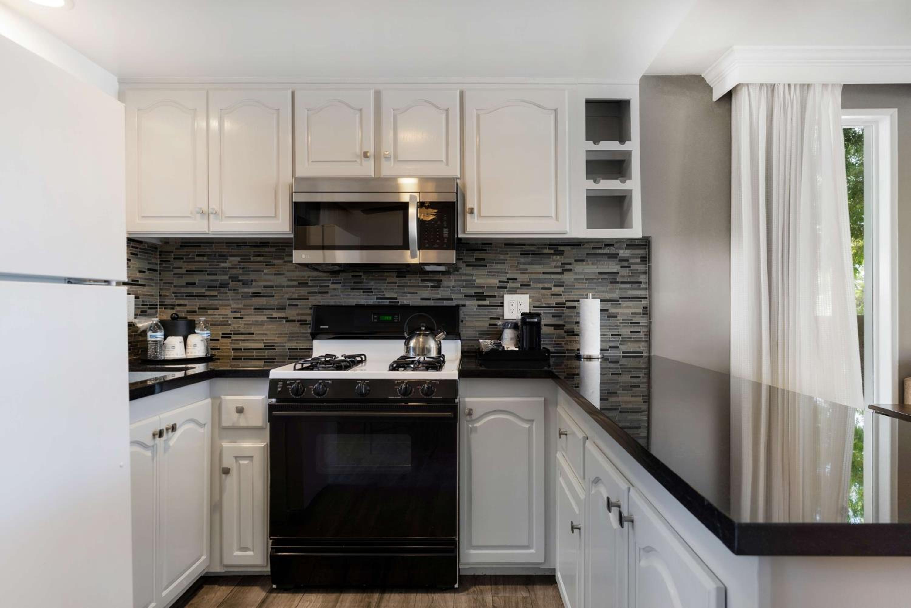Two-Bedroom Townhouse - Non-Smoking - Photo 2