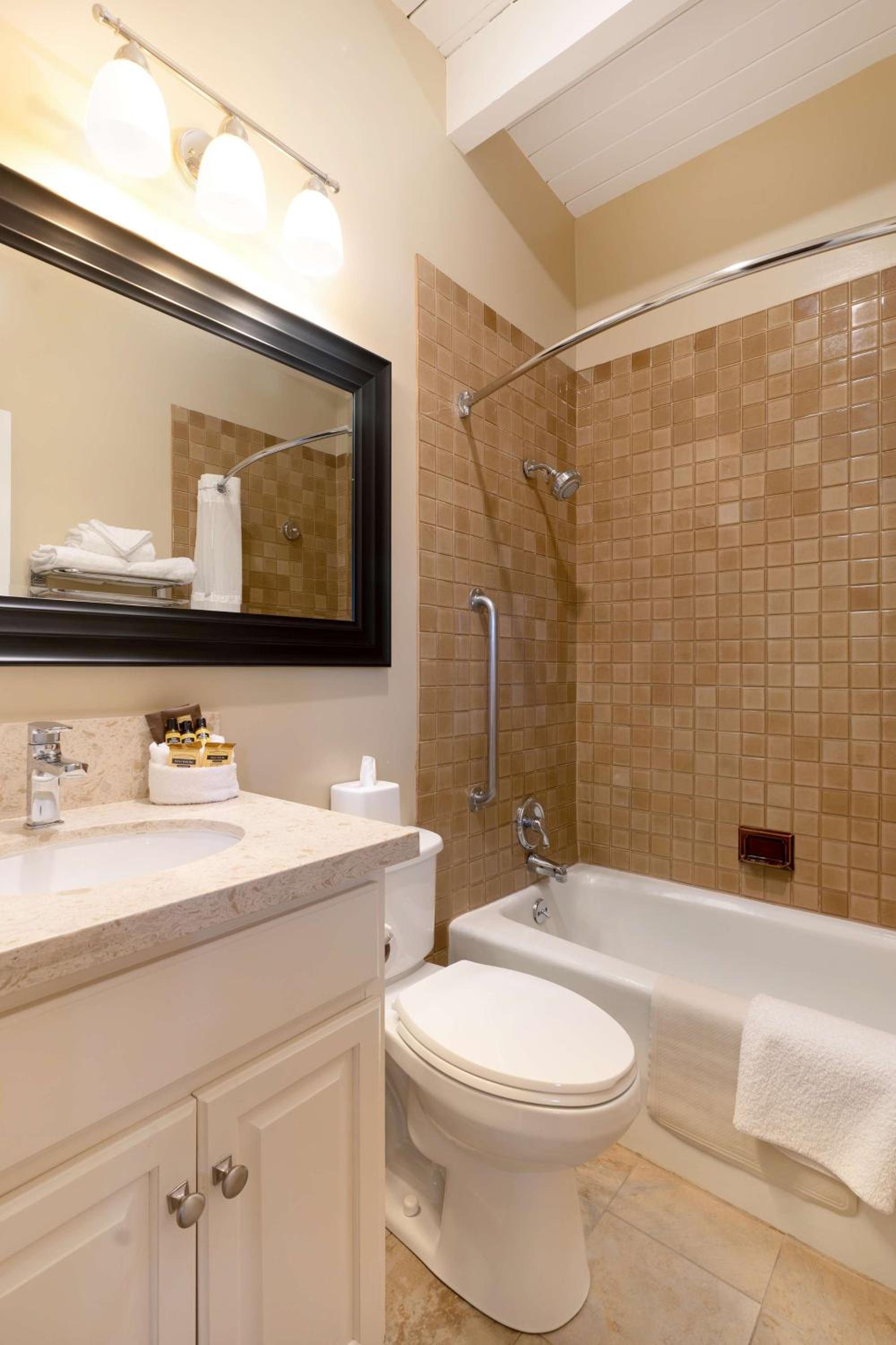 Two-Bedroom Townhouse - Non-Smoking - Photo 3