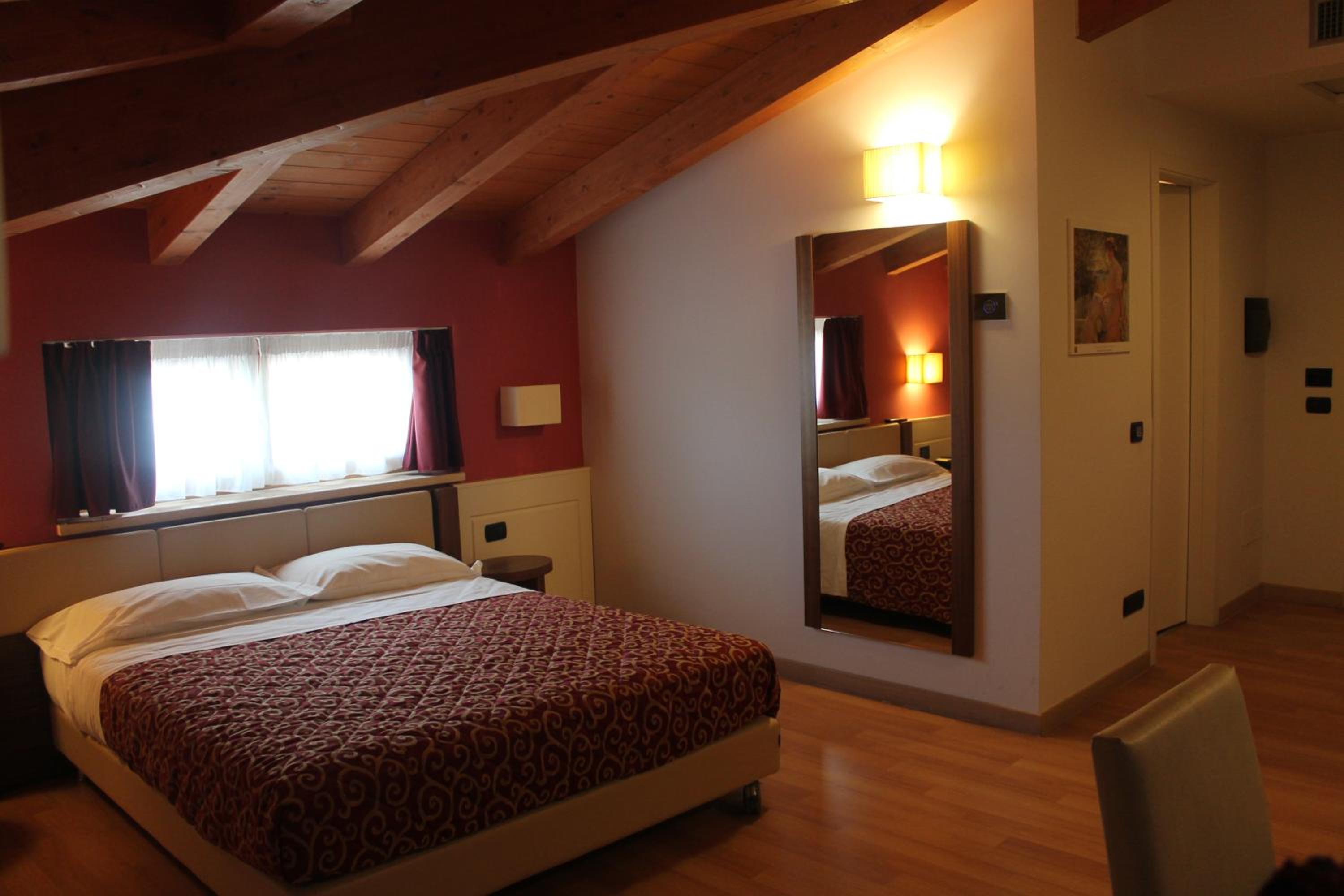 Deluxe Junior Suite - Photo 3