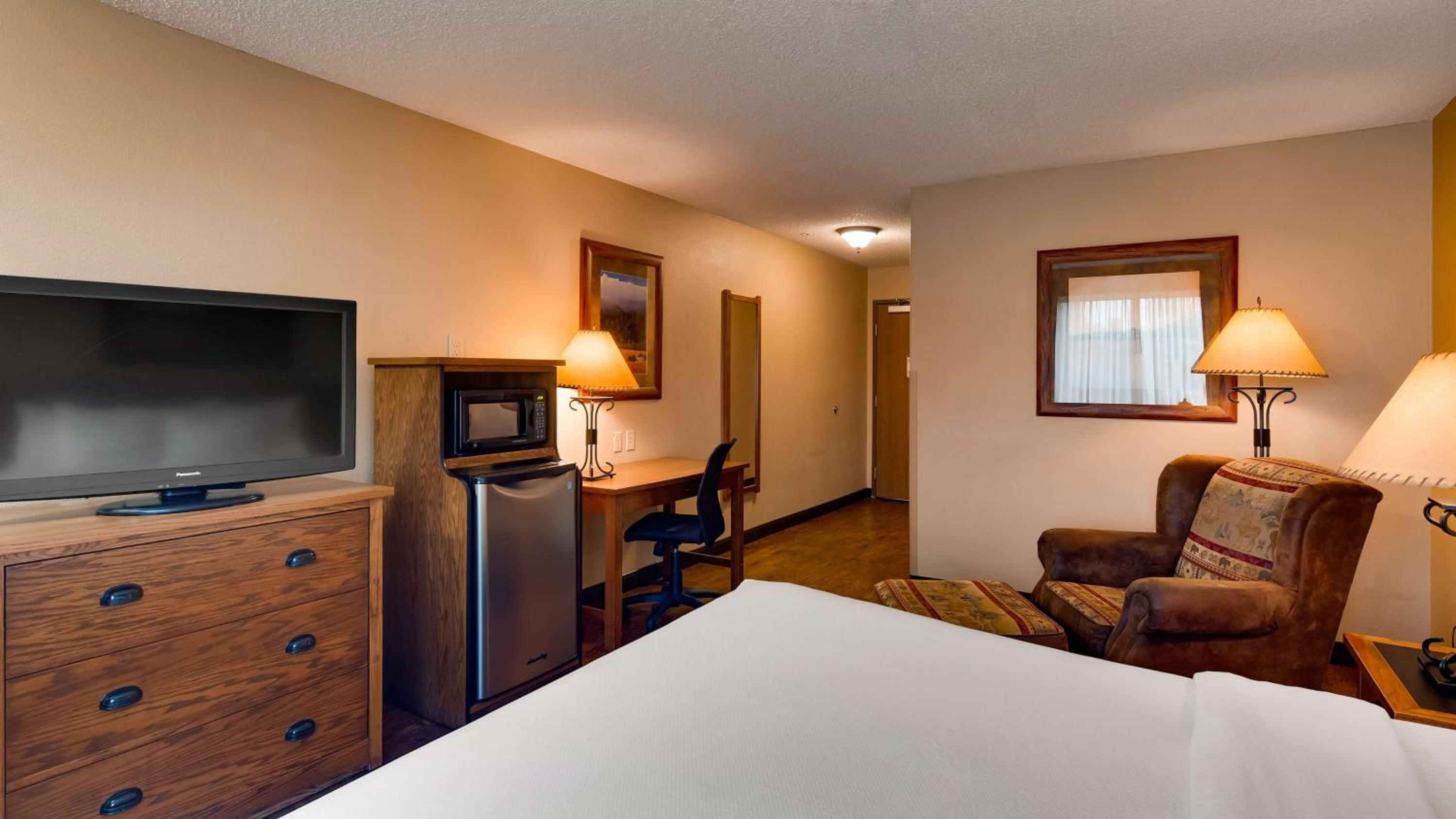 King Room with Roll-in Shower - Disability Access/Non-Smoking photo 1