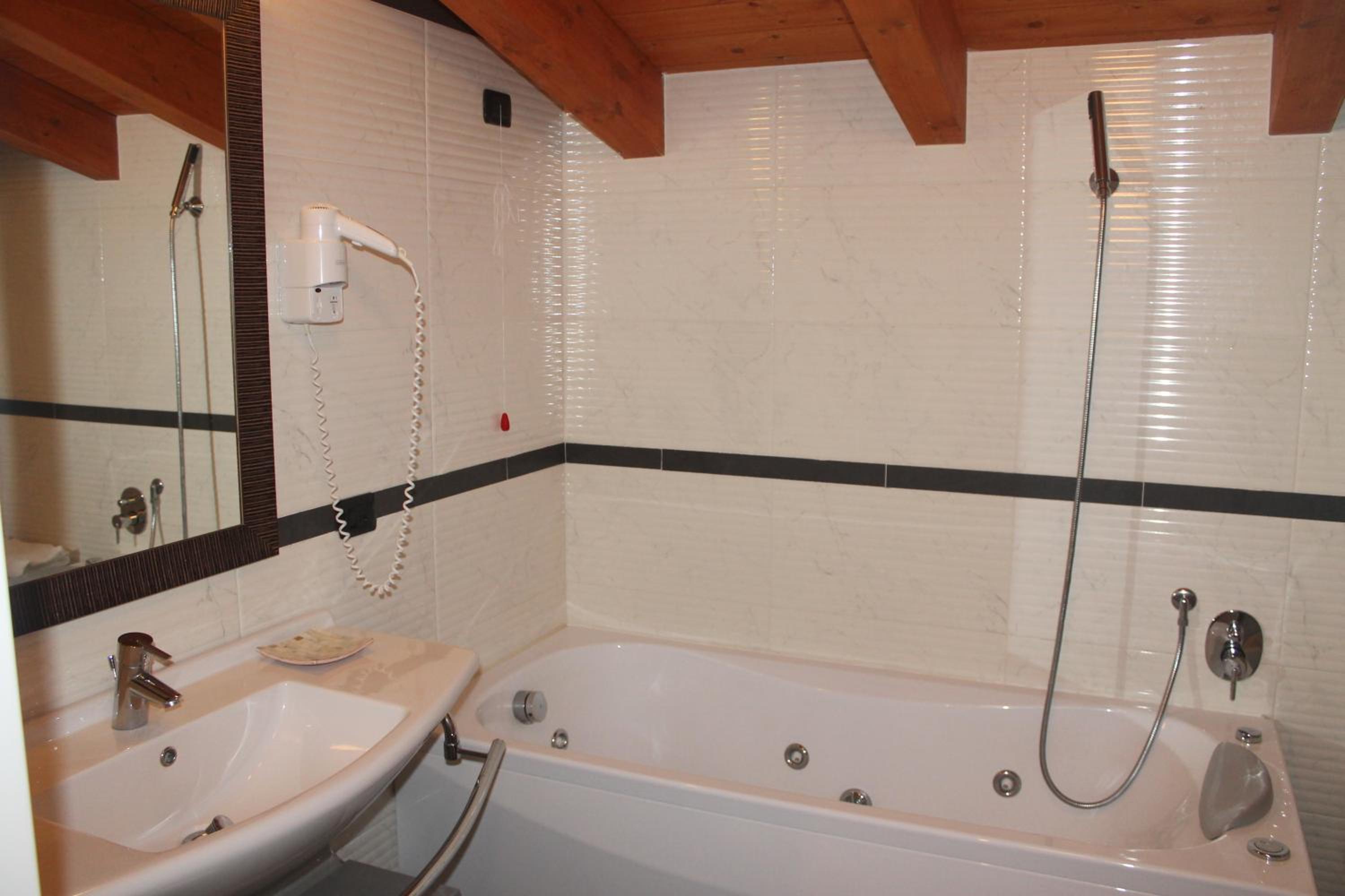 Deluxe Junior Suite - Photo 4