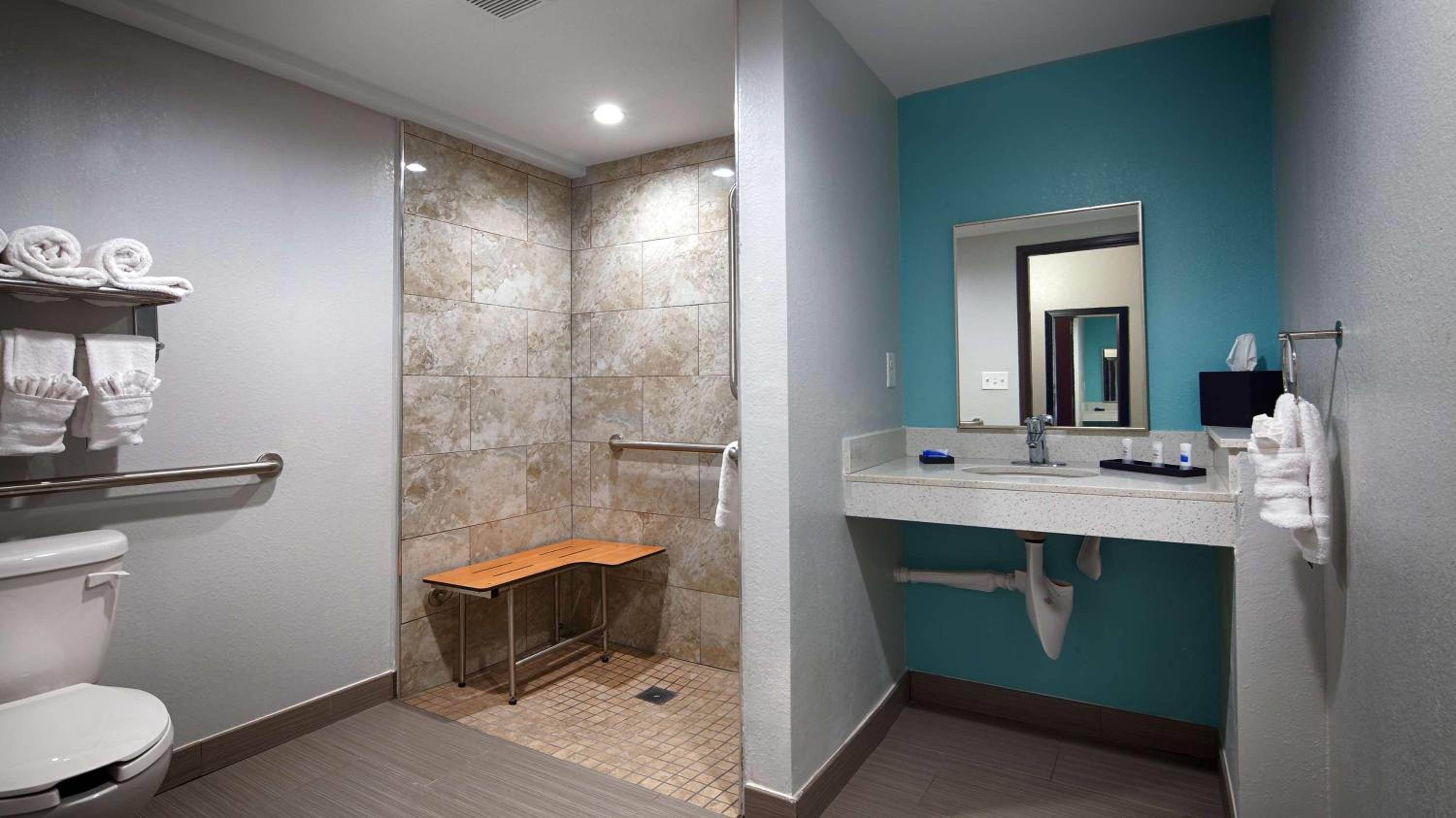 King Room with Roll-in Shower - Disability Access/Non-Smoking - Photo 3