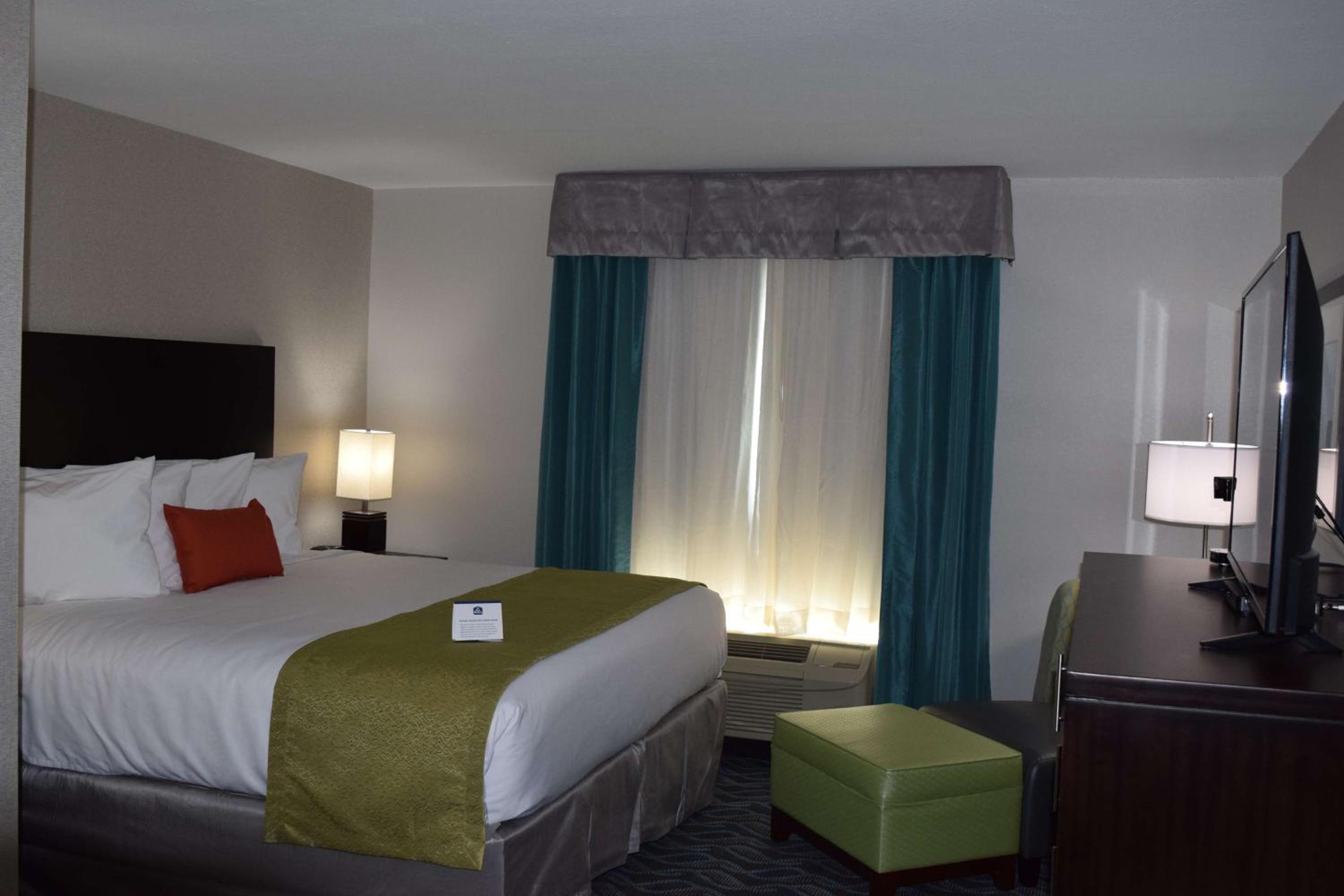 King Suite with Sofa Bed - Non-Smoking - Photo 4