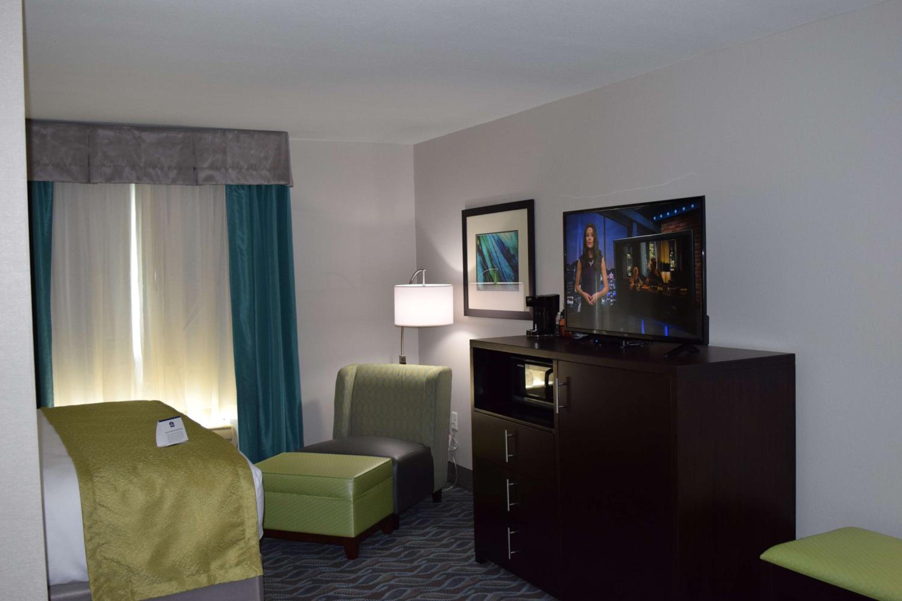 King Suite with Sofa Bed - Non-Smoking - Photo 3