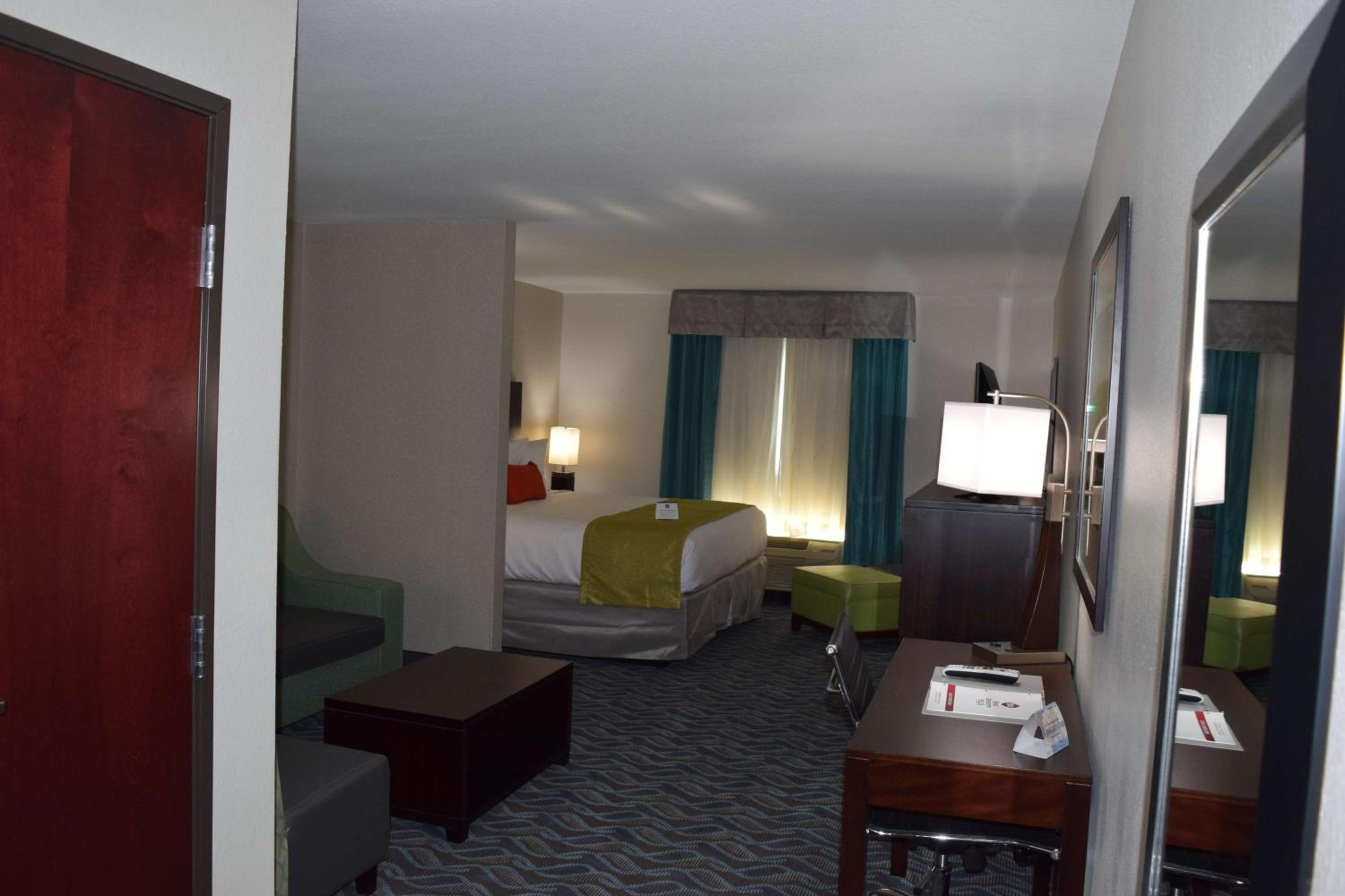 King Suite with Sofa Bed - Non-Smoking - Photo 5