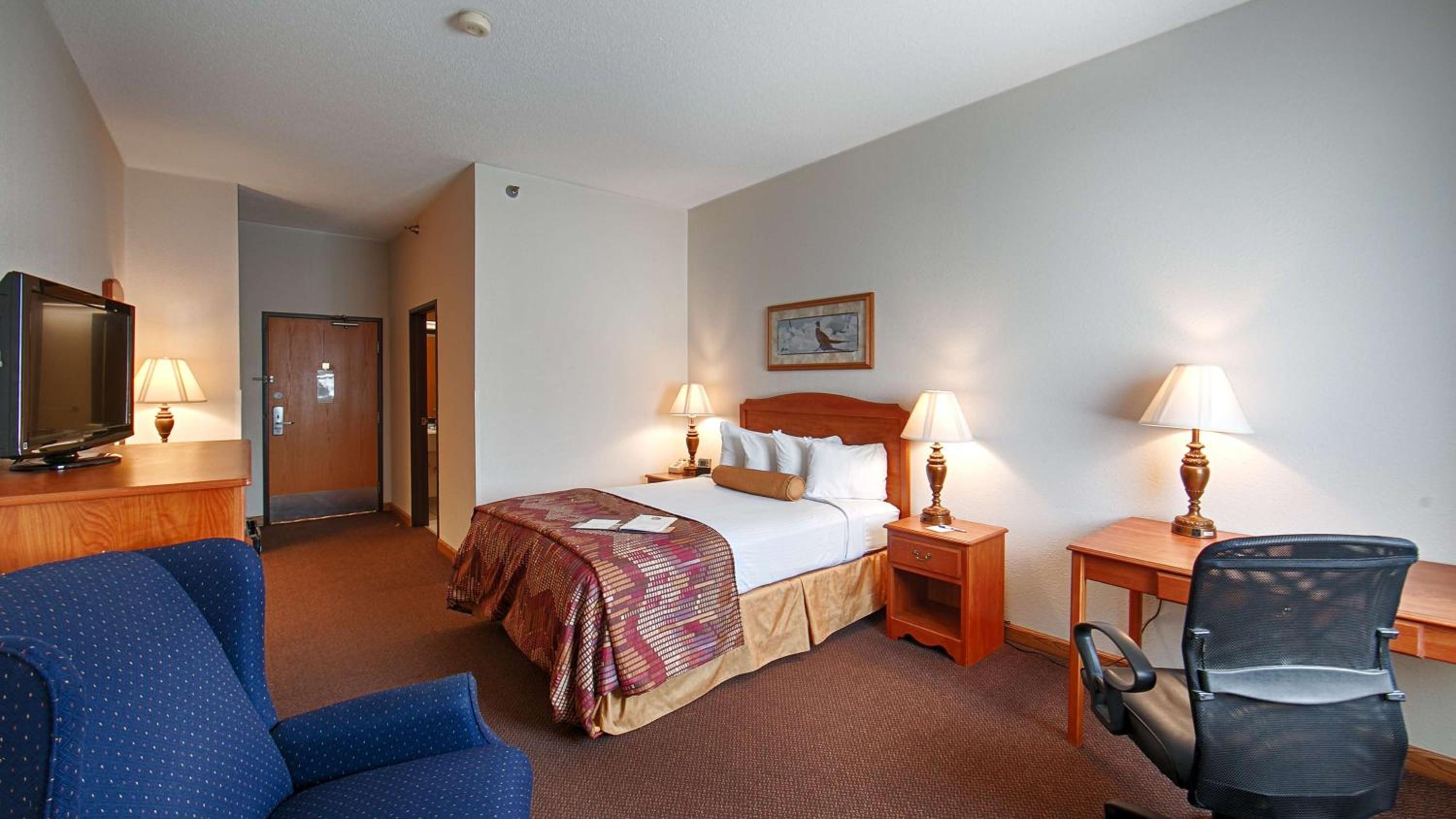 Queen Room with Roll-In Shower - Mobility Access photo 1