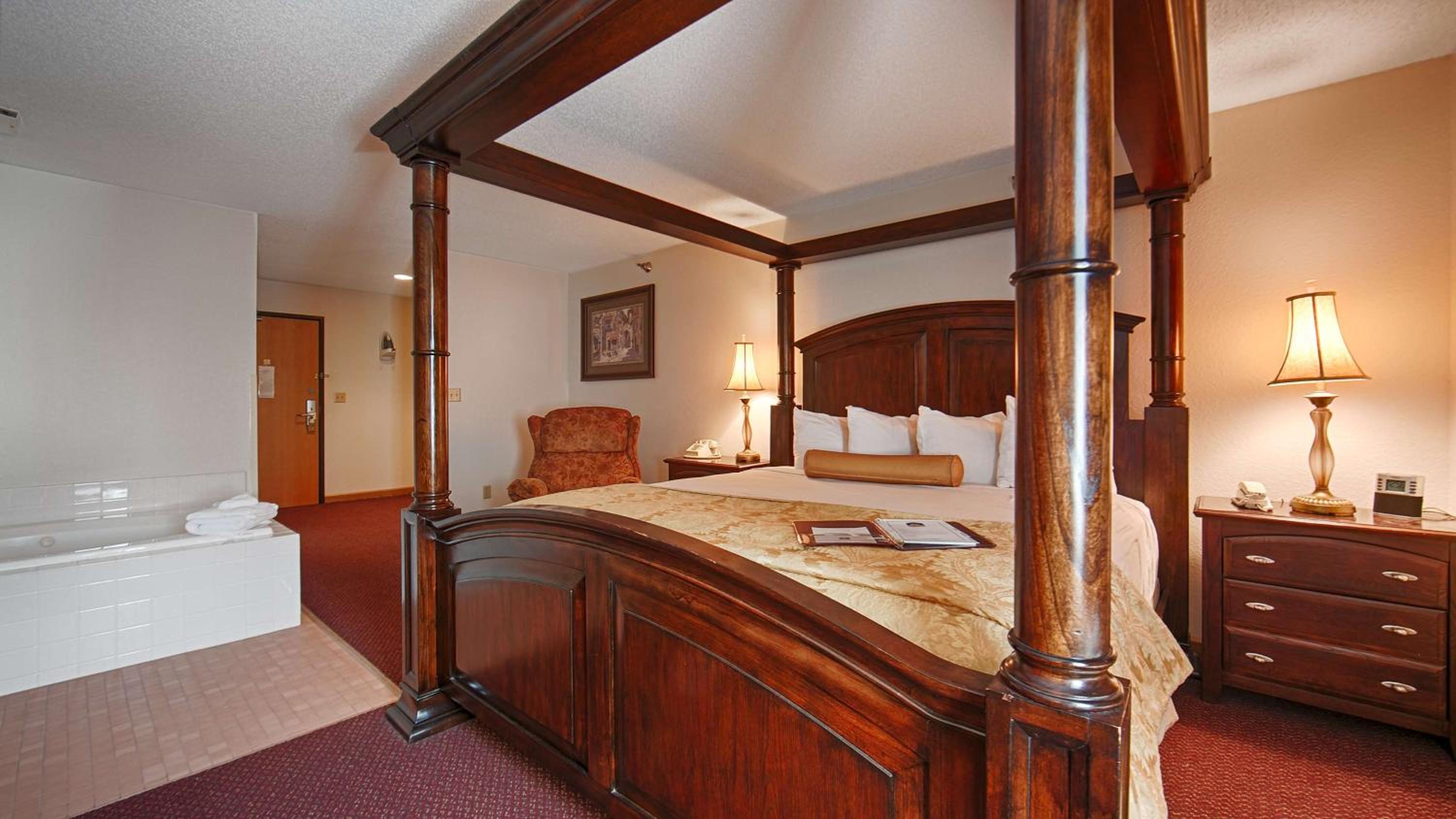 King Suite with Whirlpool - Non-Smoking photo 1