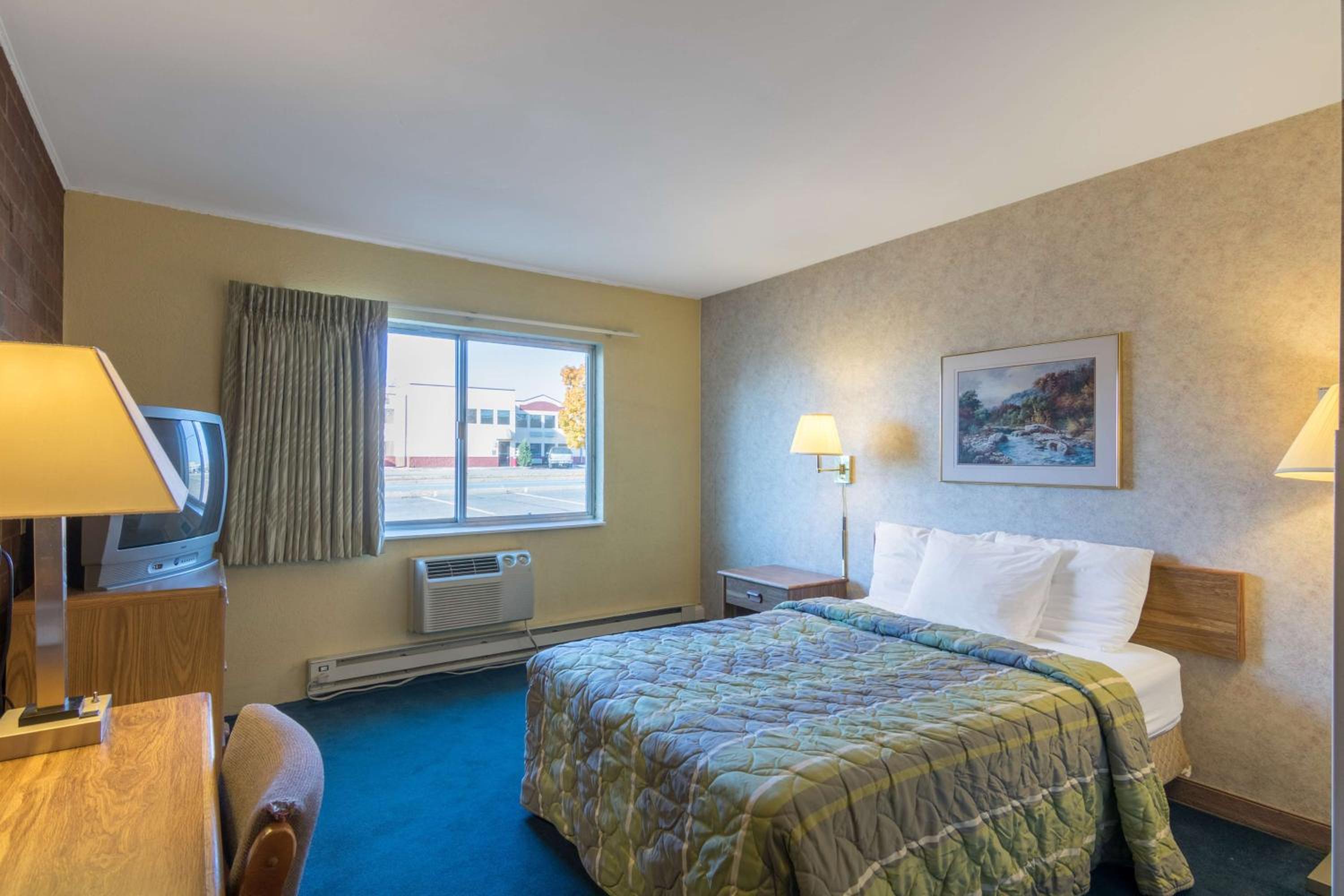 King Room - Non-Smoking - Photo 1
