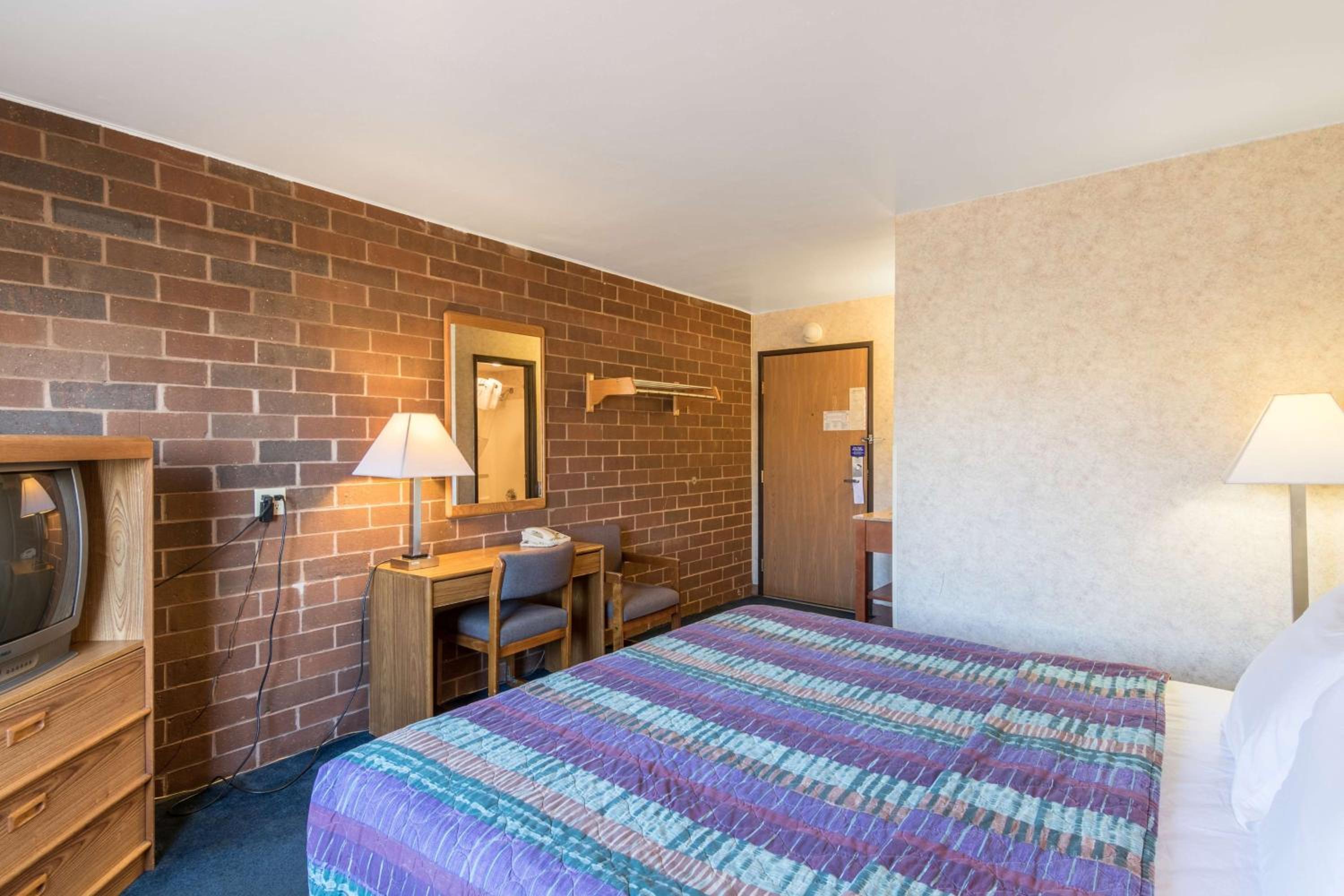 King Room - Non-Smoking - Photo 6