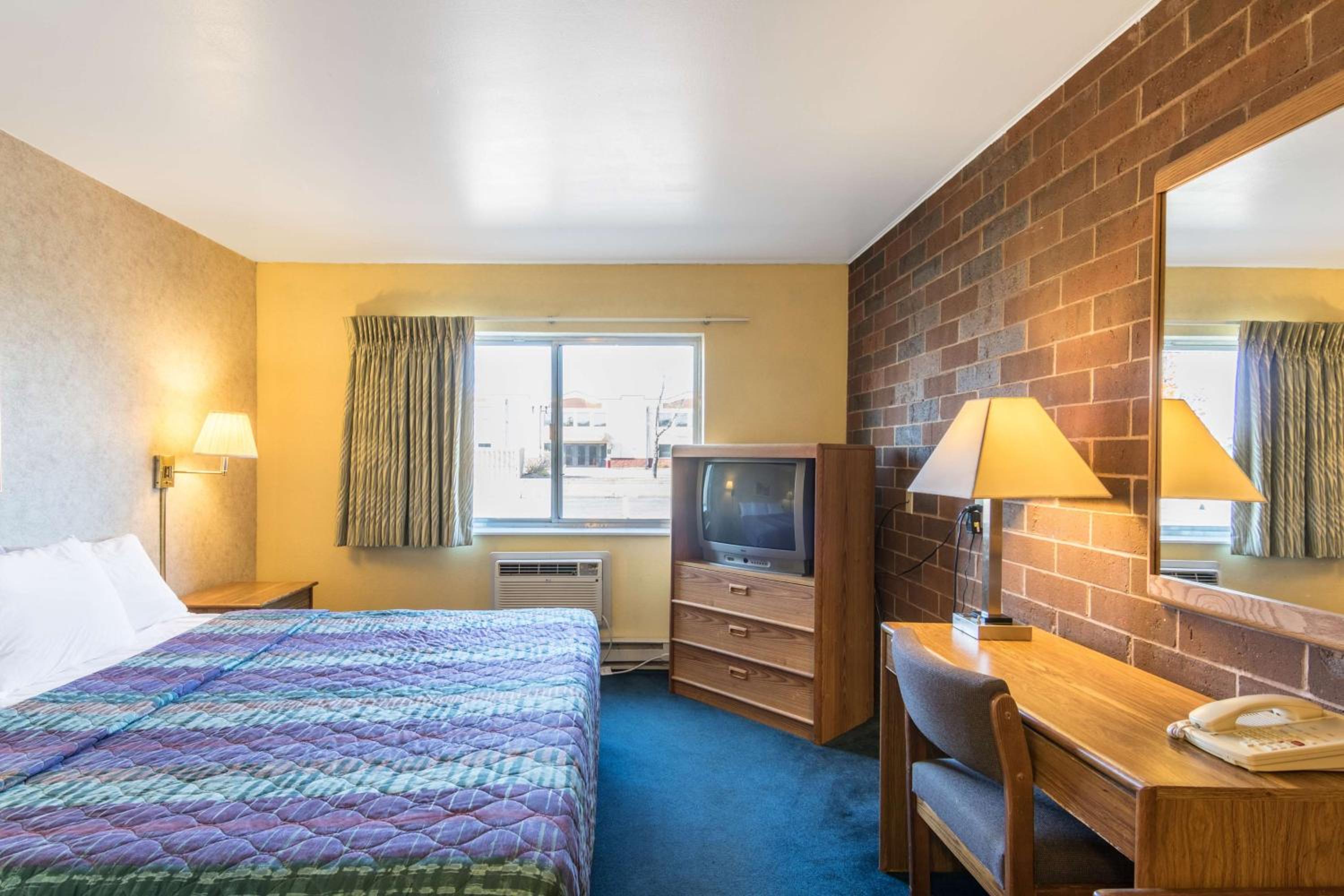 King Room - Non-Smoking - Photo 7
