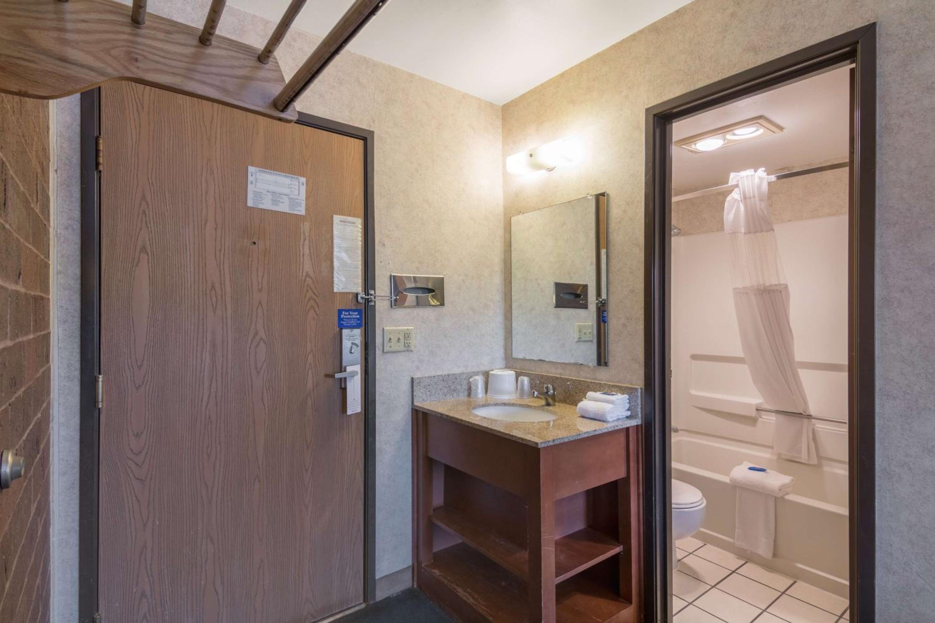 King Room - Non-Smoking - Photo 12