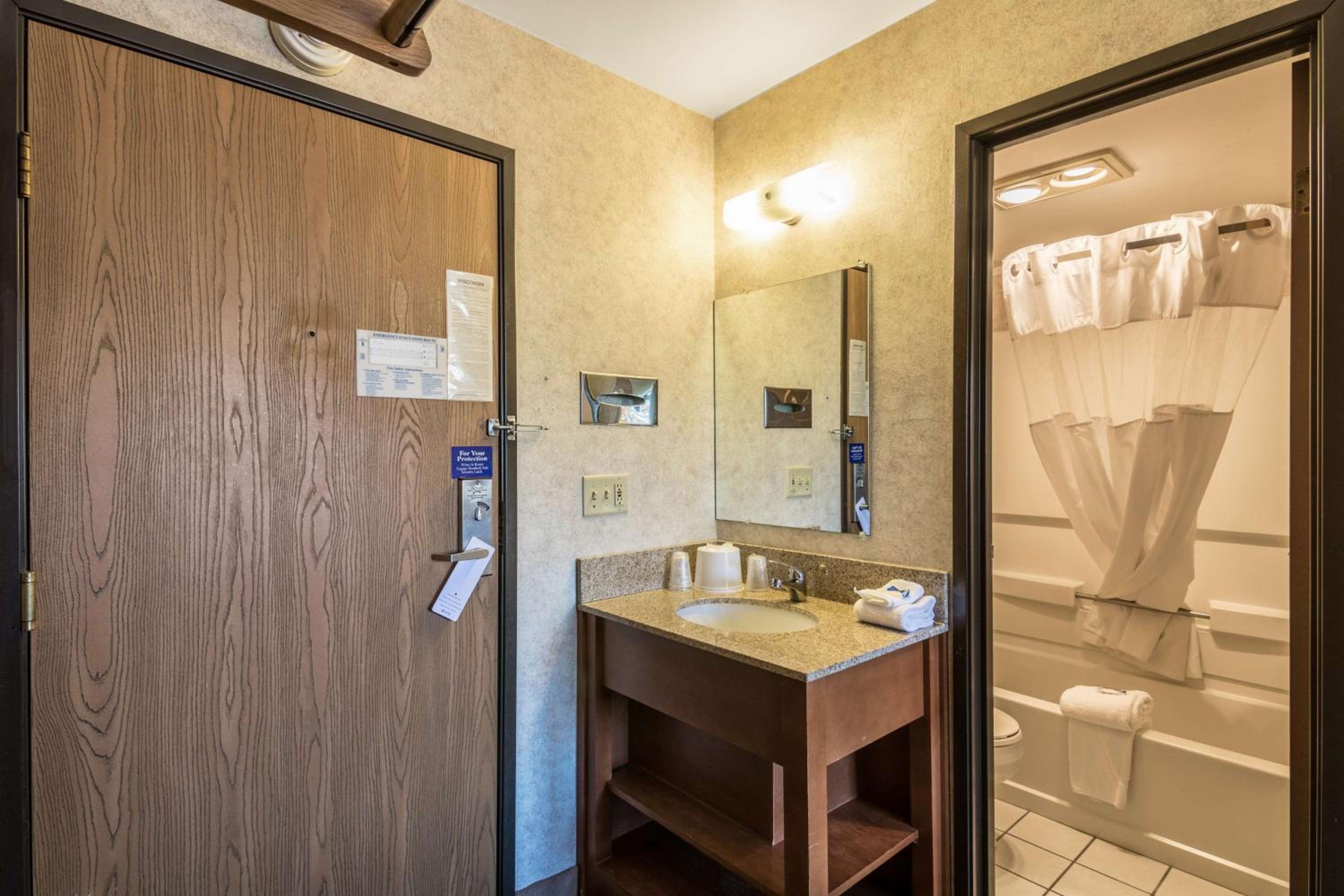King Room - Non-Smoking - Photo 2