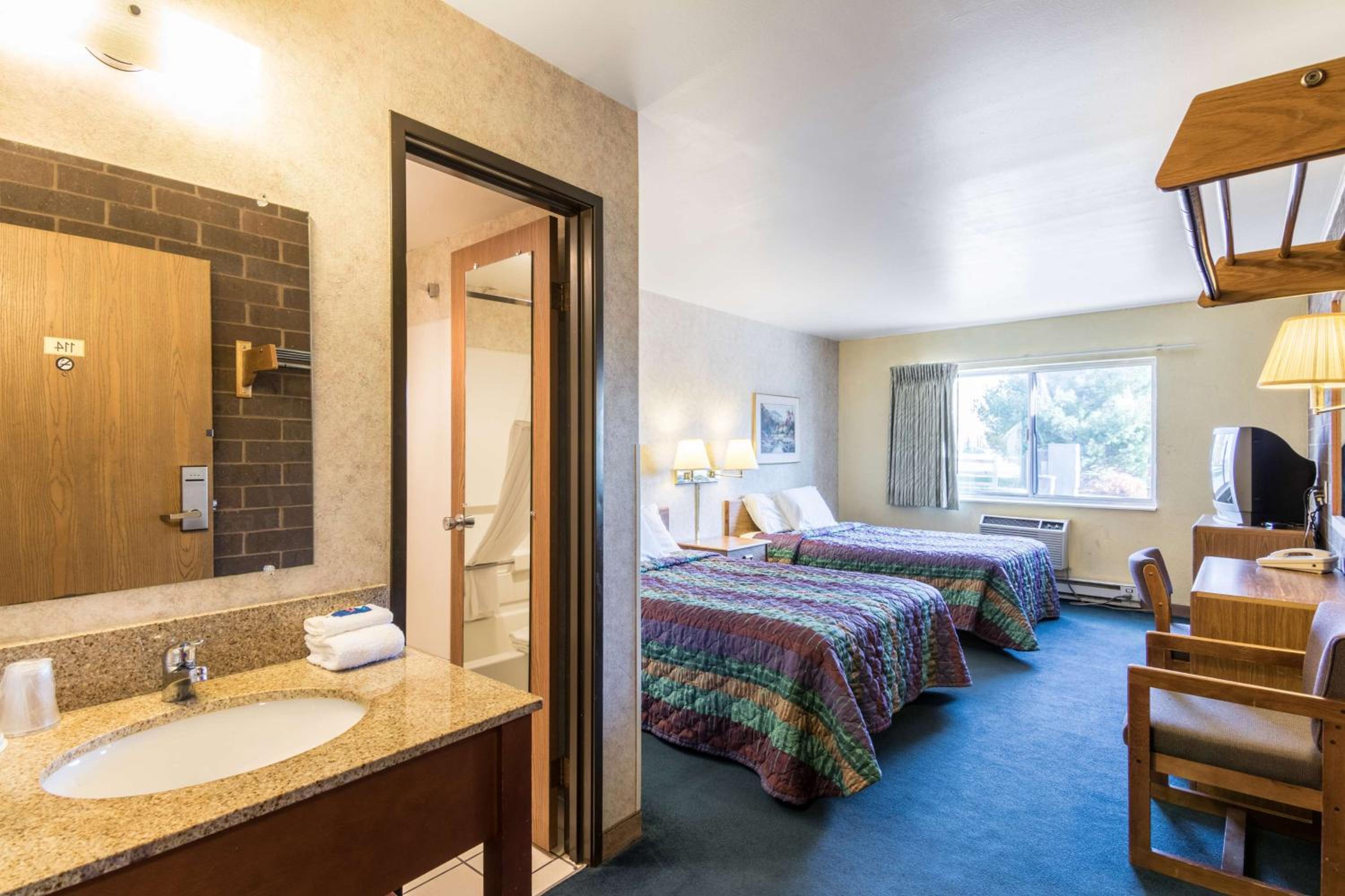 Quadruple Room - Non-Smoking - Photo 11