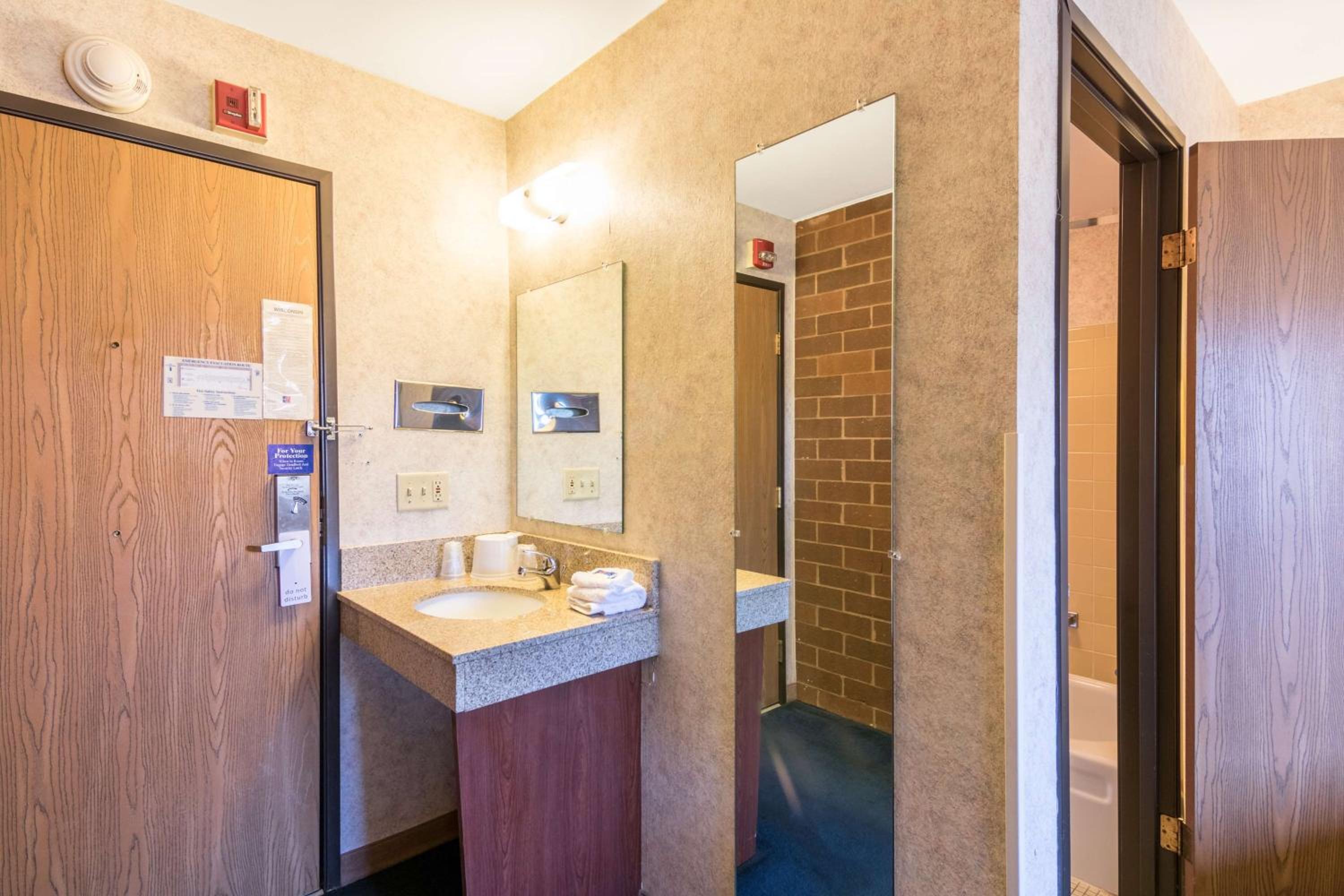 King Room - Non-Smoking - Photo 3