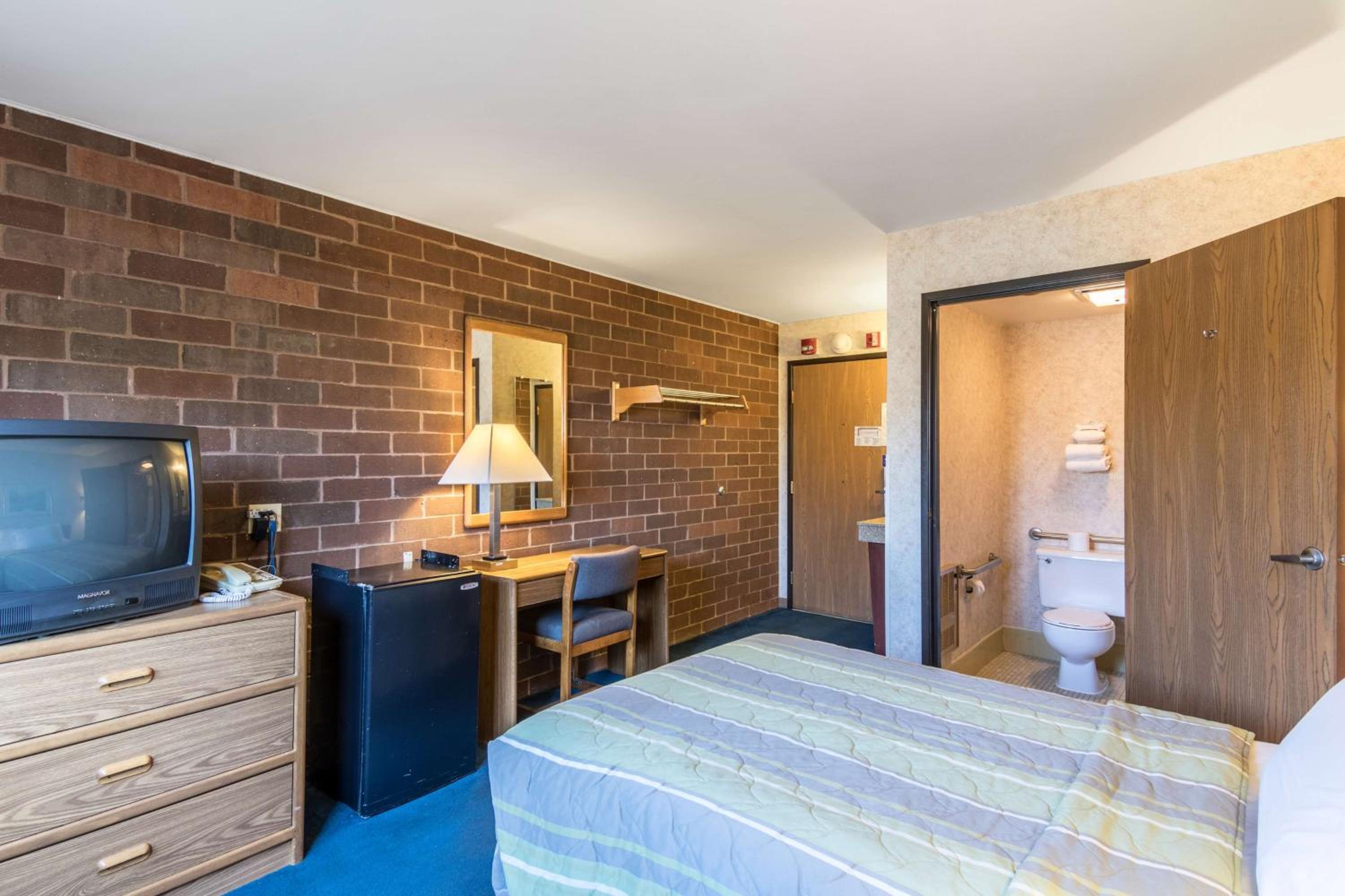 Double Room - Non-Smoking  - Photo 4