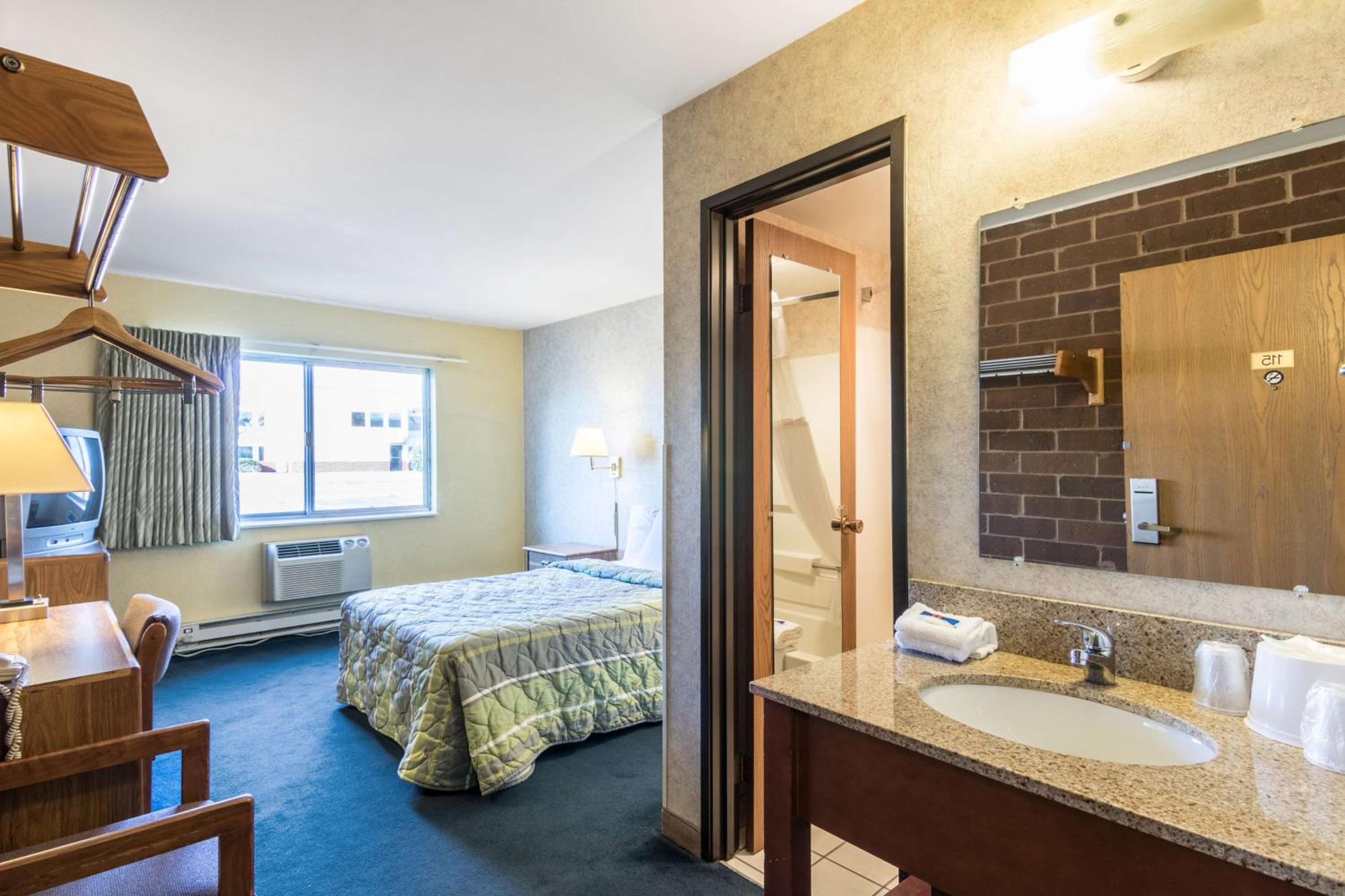 Double Room - Non-Smoking  - Photo 2