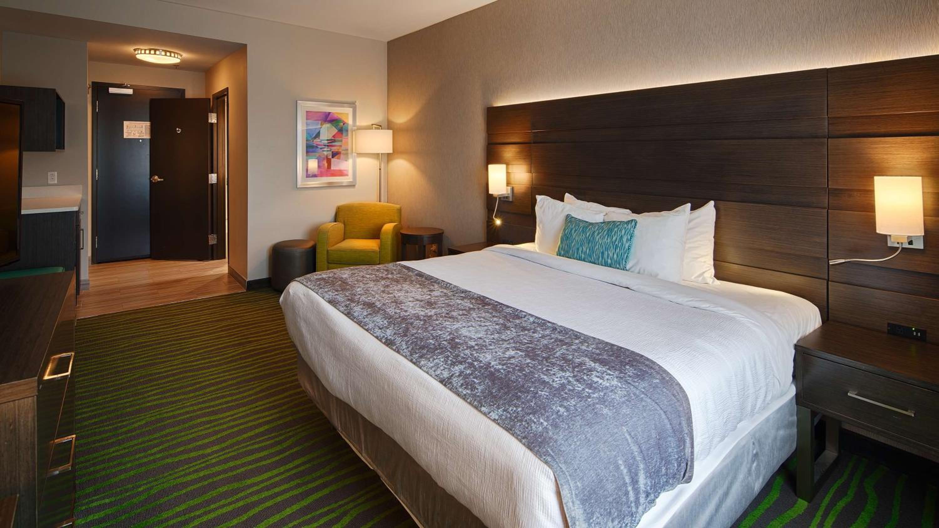 King Suite with Sofa Bed and Bath Tub - Disability Access/Non-Smoking photo 3