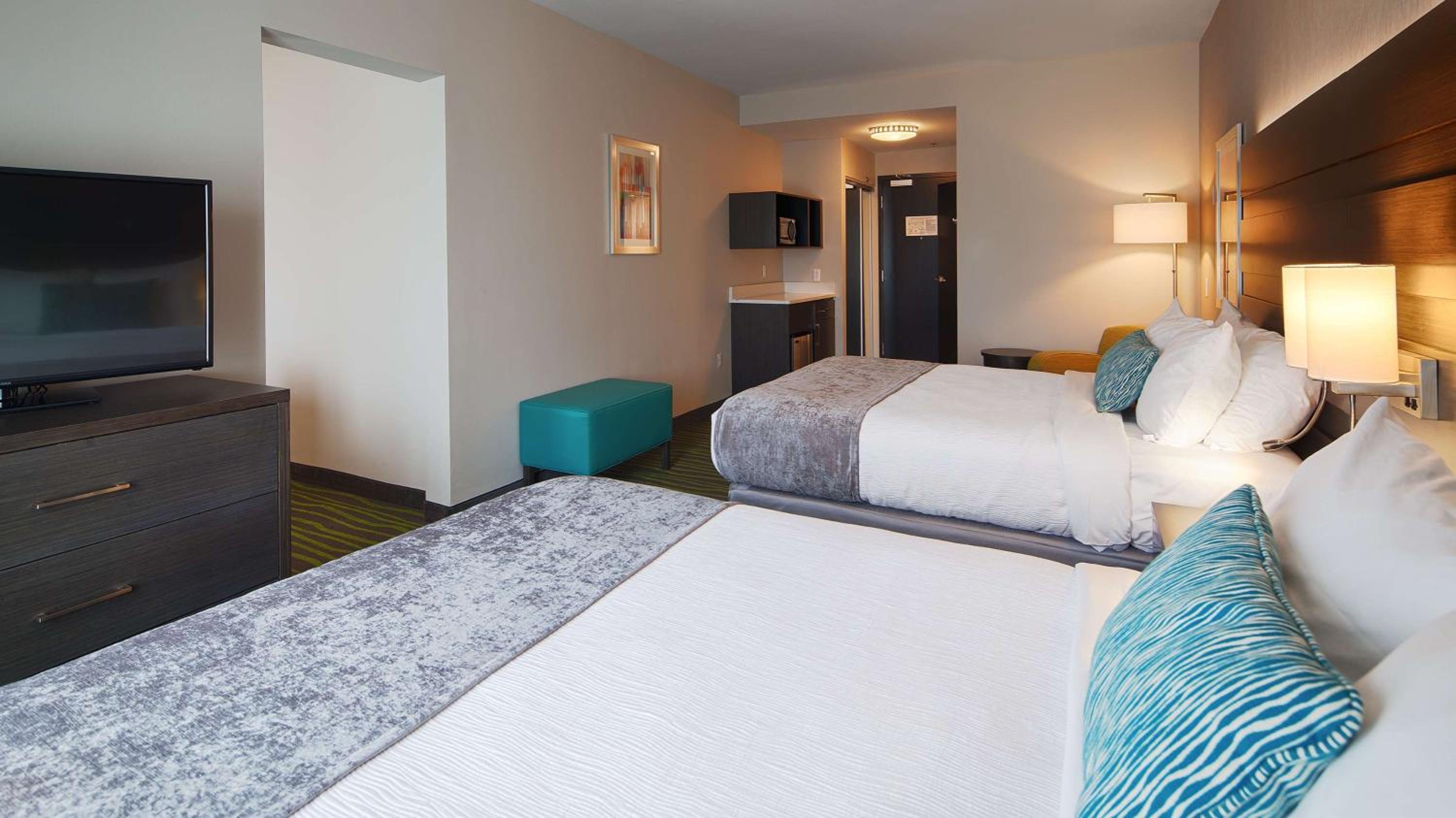 Queen Suite with Two Queen Beds photo 3