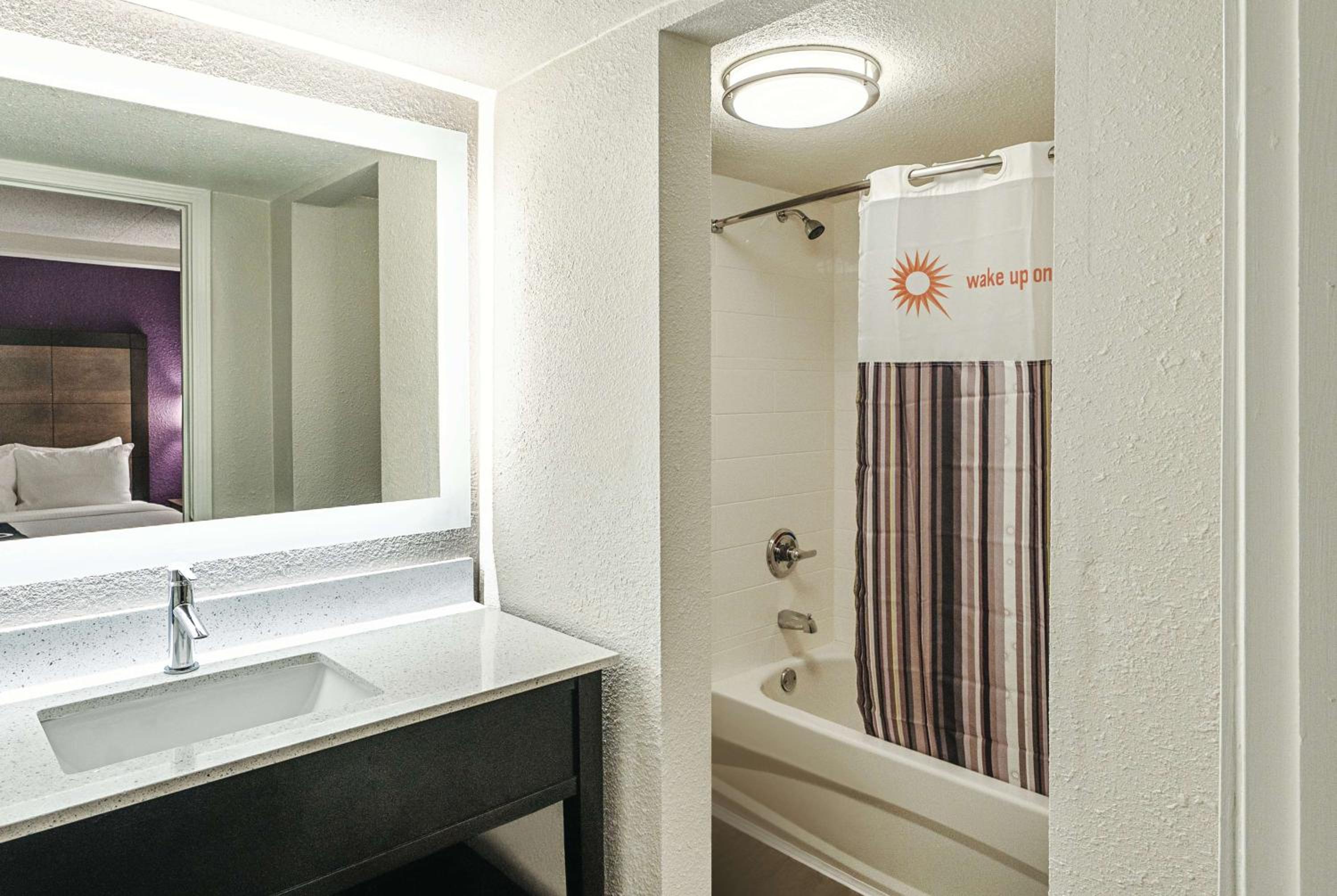 Deluxe King Room - Non-Smoking - Photo 2