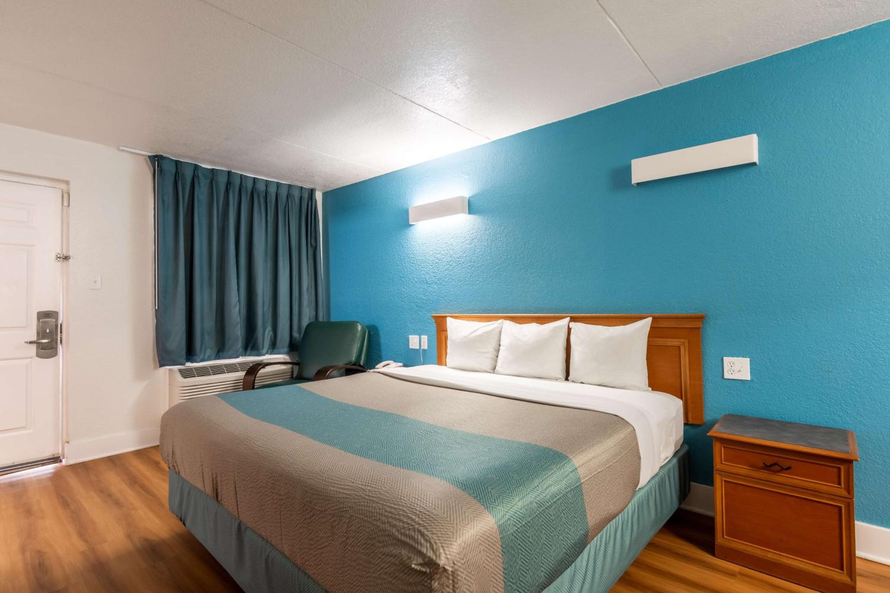 King Room - Disability Access - Non-Smoking photo 3