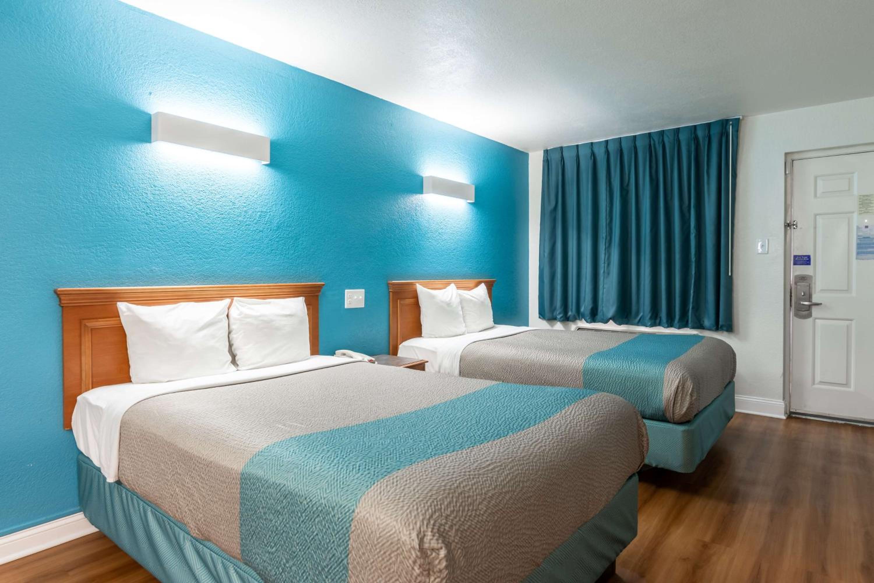 Quadruple Room - Disability Access - Non-Smoking photo 3