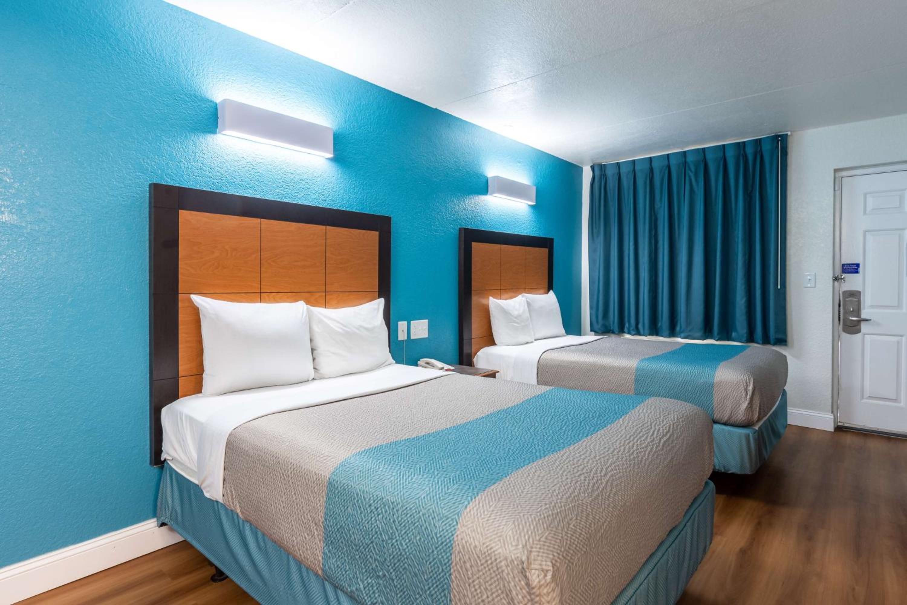 Quadruple Room - Non-Smoking photo 2
