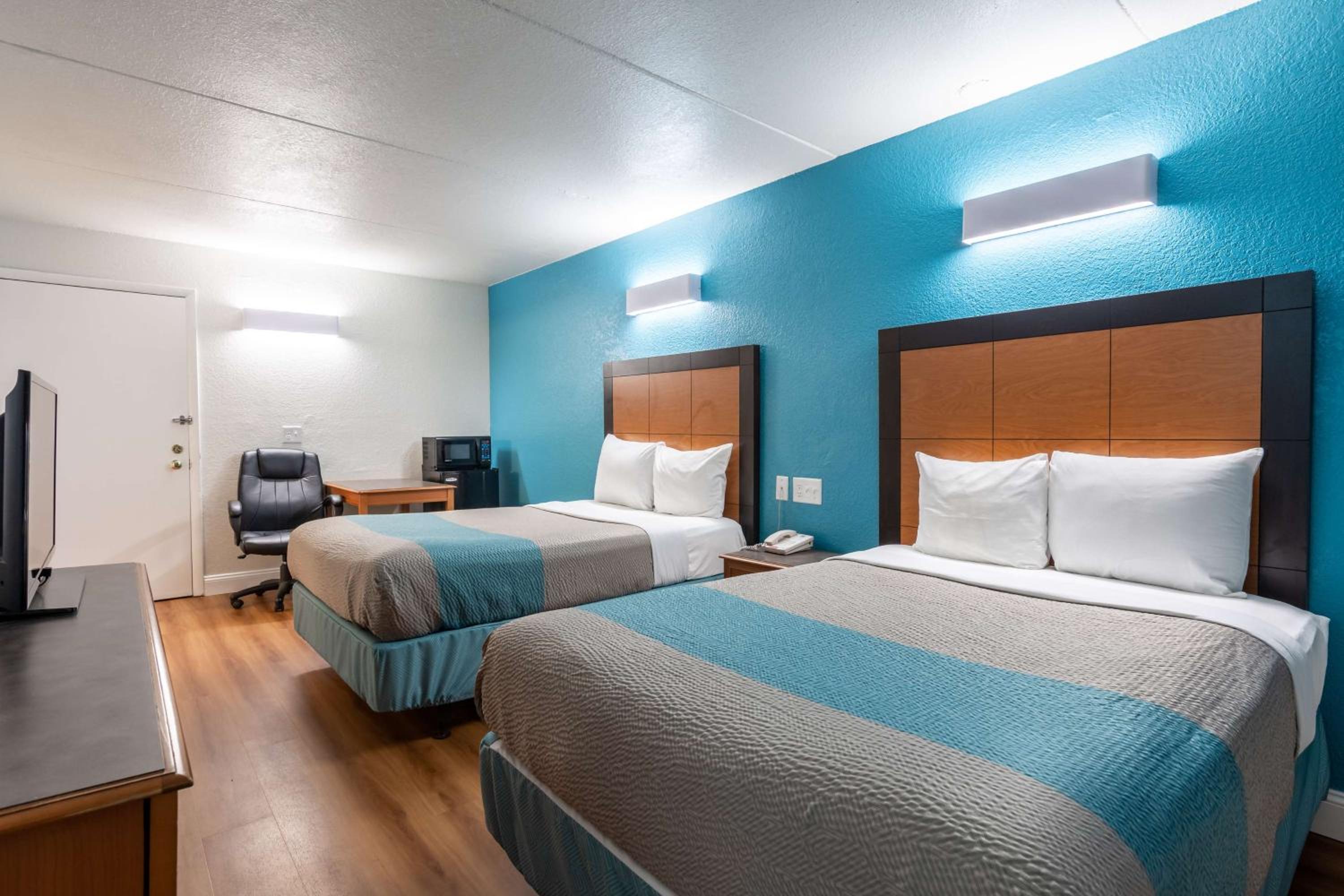Quadruple Room - Non-Smoking photo 3