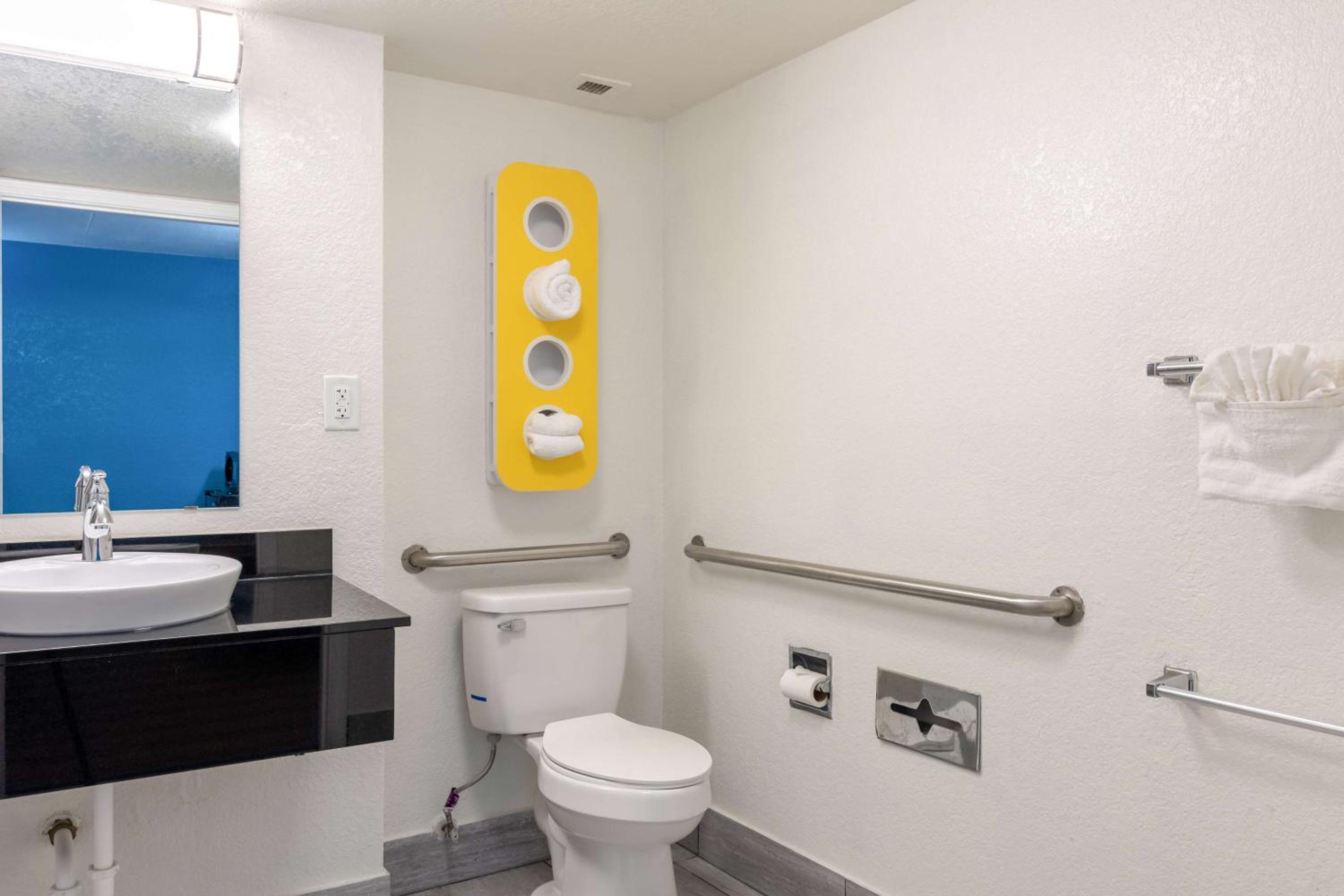 King Room - Disability Access - Non-Smoking photo 2
