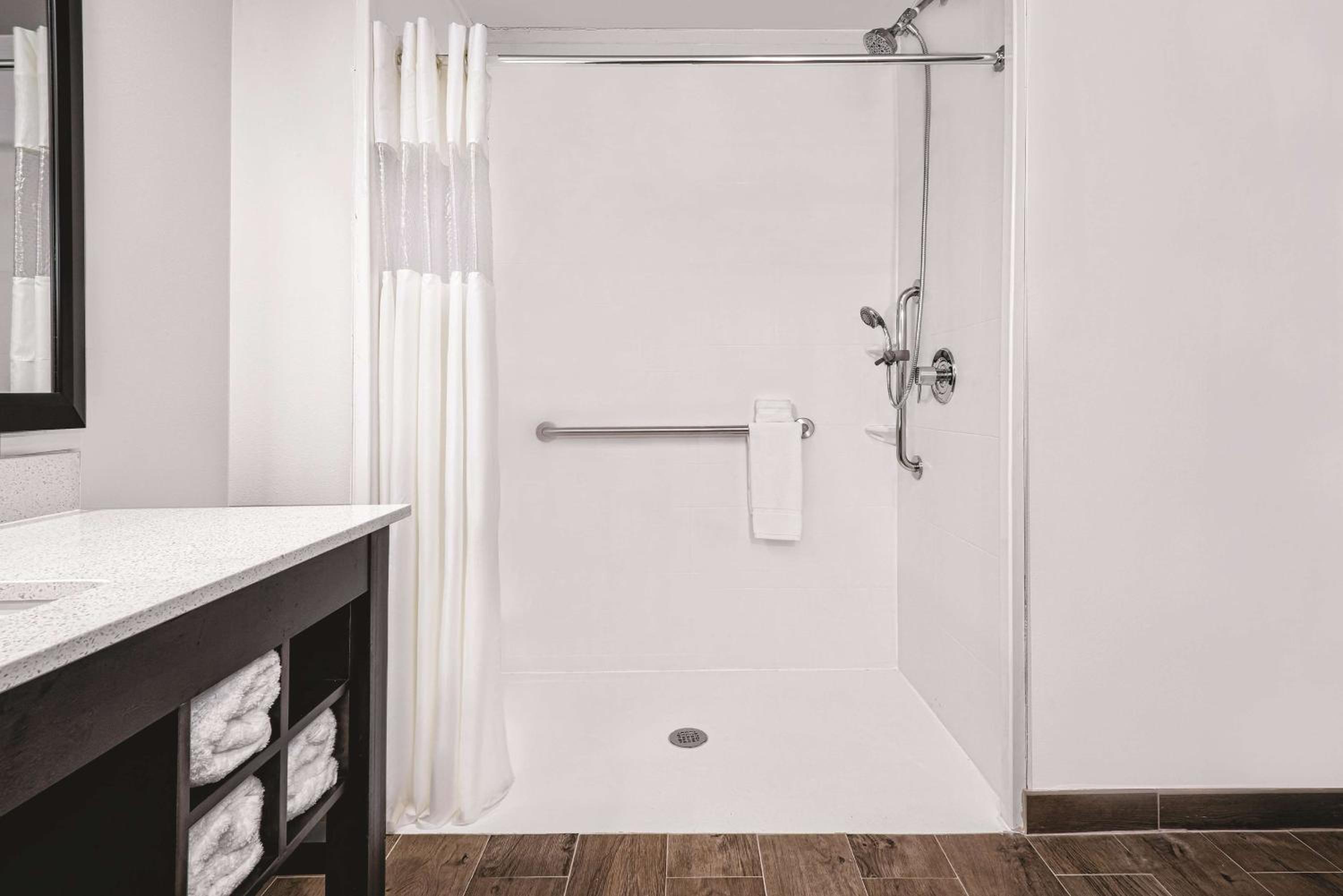 Queen Room with Two Queen Beds and Roll-In Shower - Mobility/Hearing Accessible - Non-Smoking photo 3