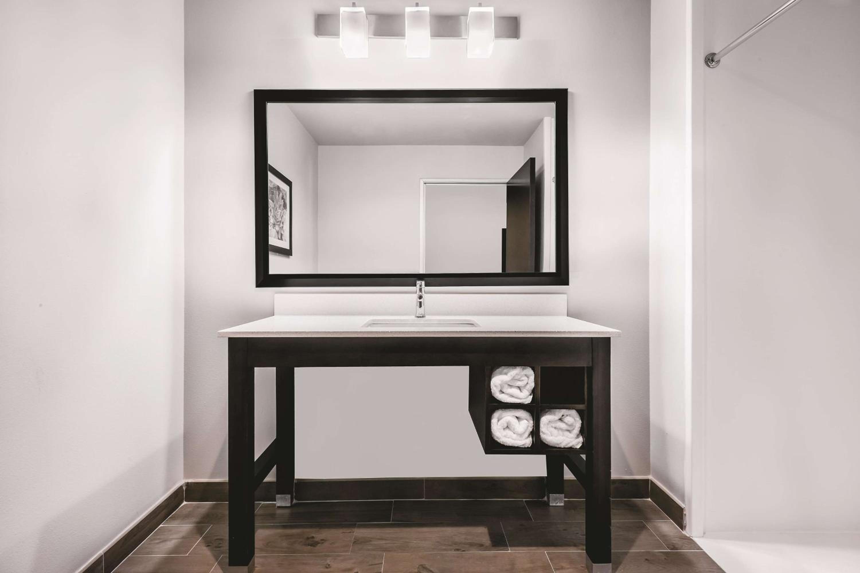 Queen Room with Two Queen Beds and Bath Tub - Mobility/Hearing Accessible - Non-Smoking