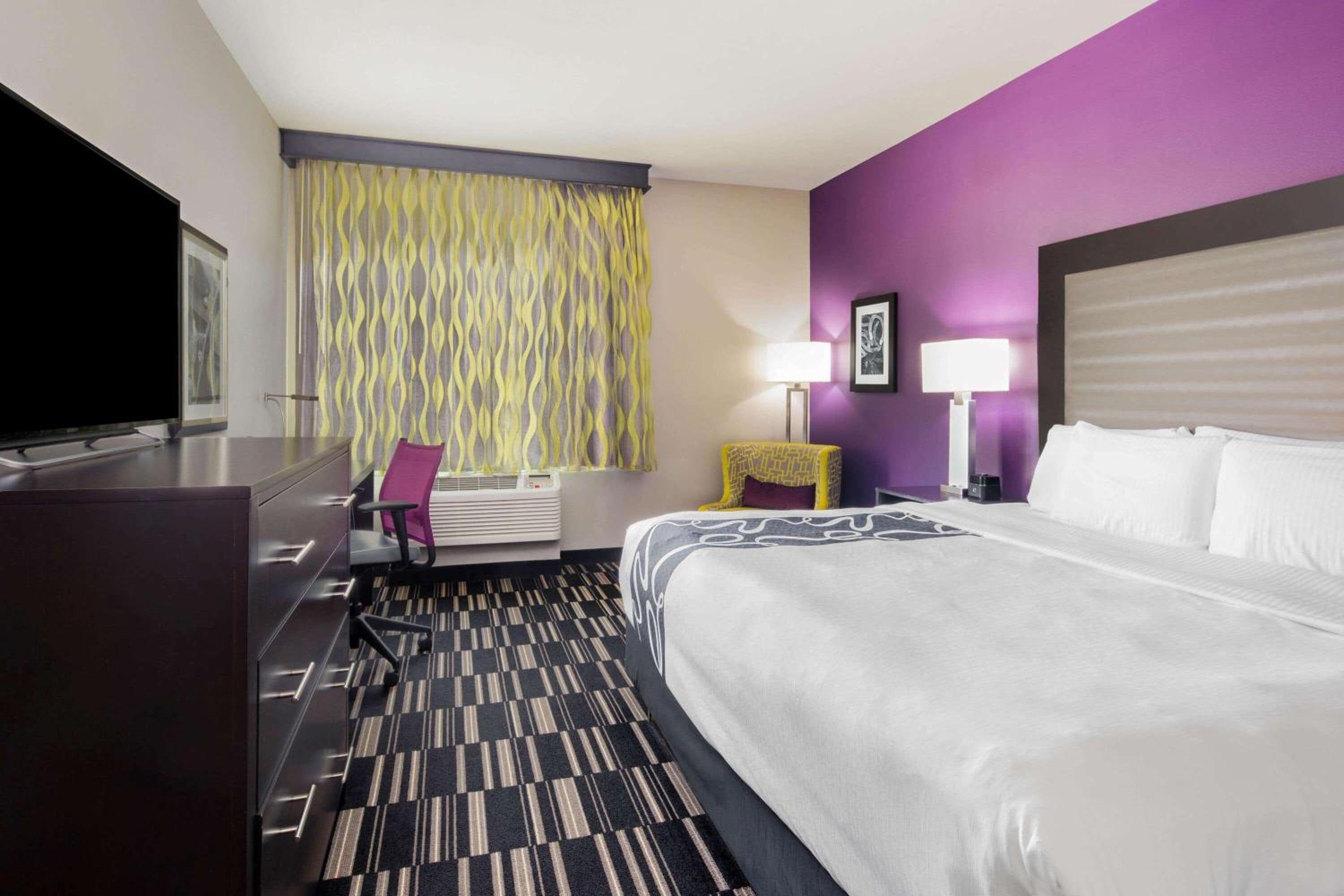 King Room with Bath Tub - Mobility/Hearing Accessible - Non-Smoking