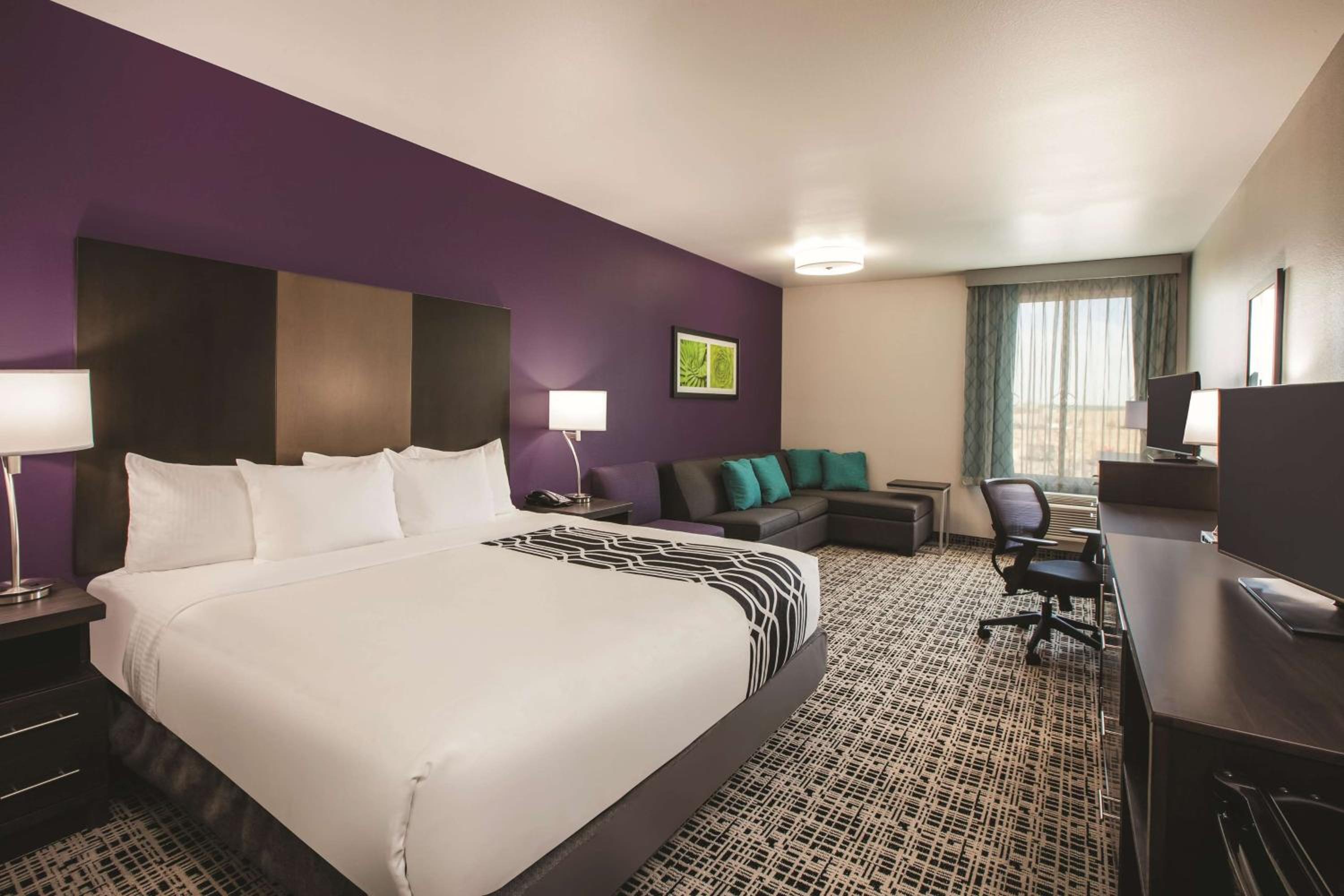 King Suite - Mobility/Hearing Accessible with Bath Tub - Non-Smoking