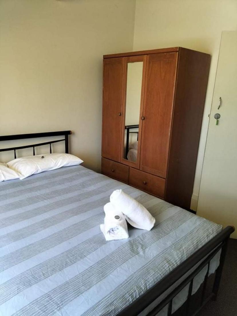 Deluxe Queen Bedroom photo 3