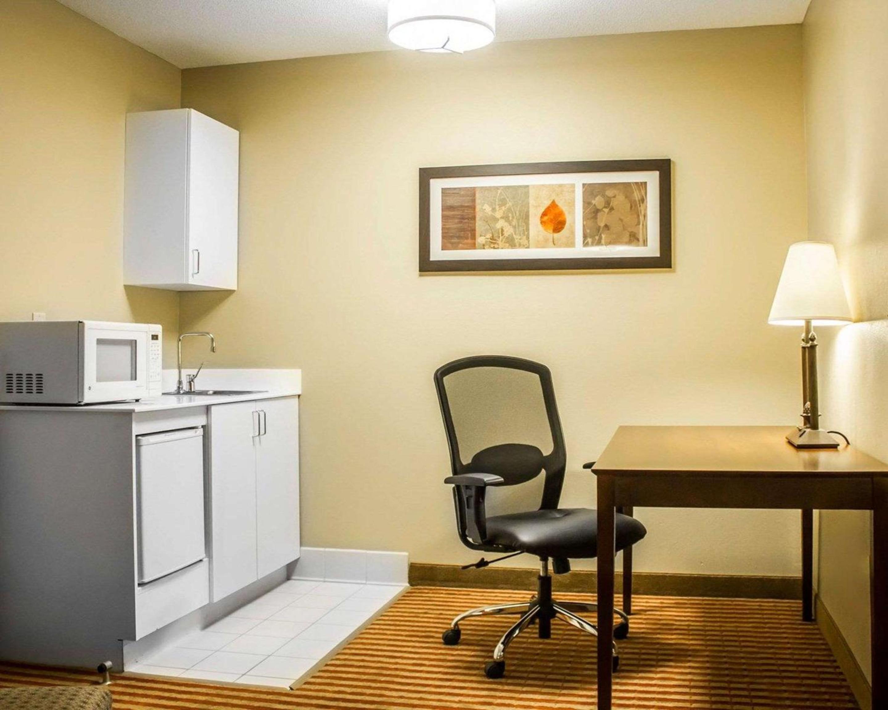 King Suite - Non-Smoking - Photo 3