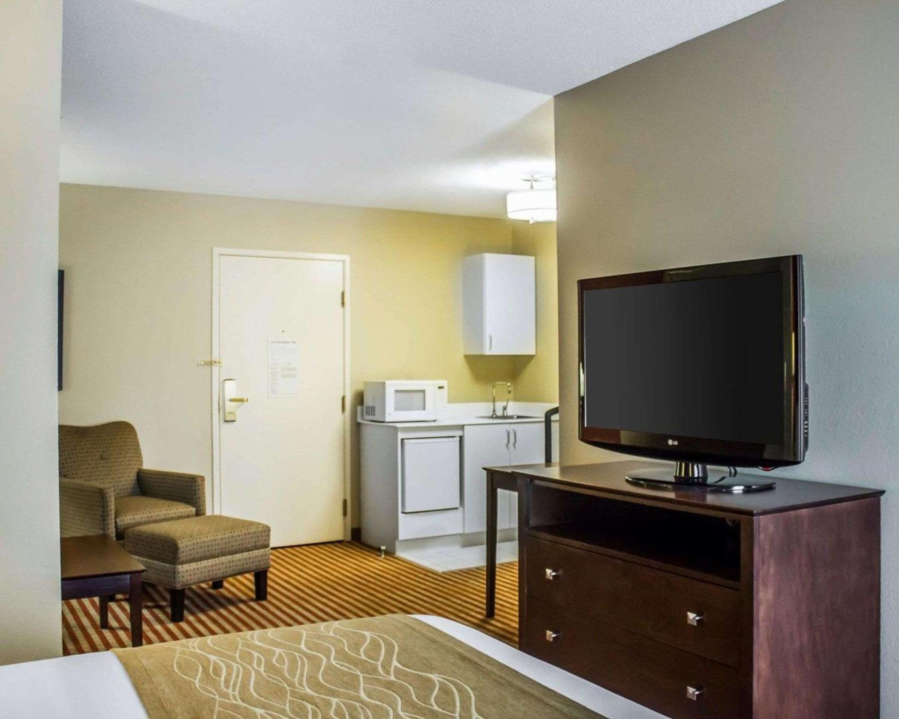 King Suite - Non-Smoking - Photo 2