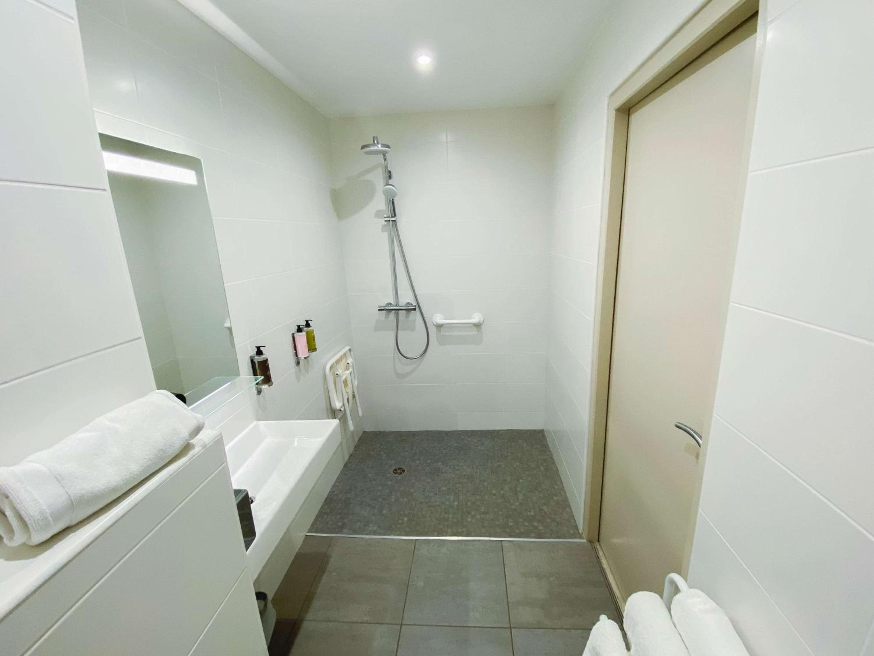 Standard Room with City View - Photo 13