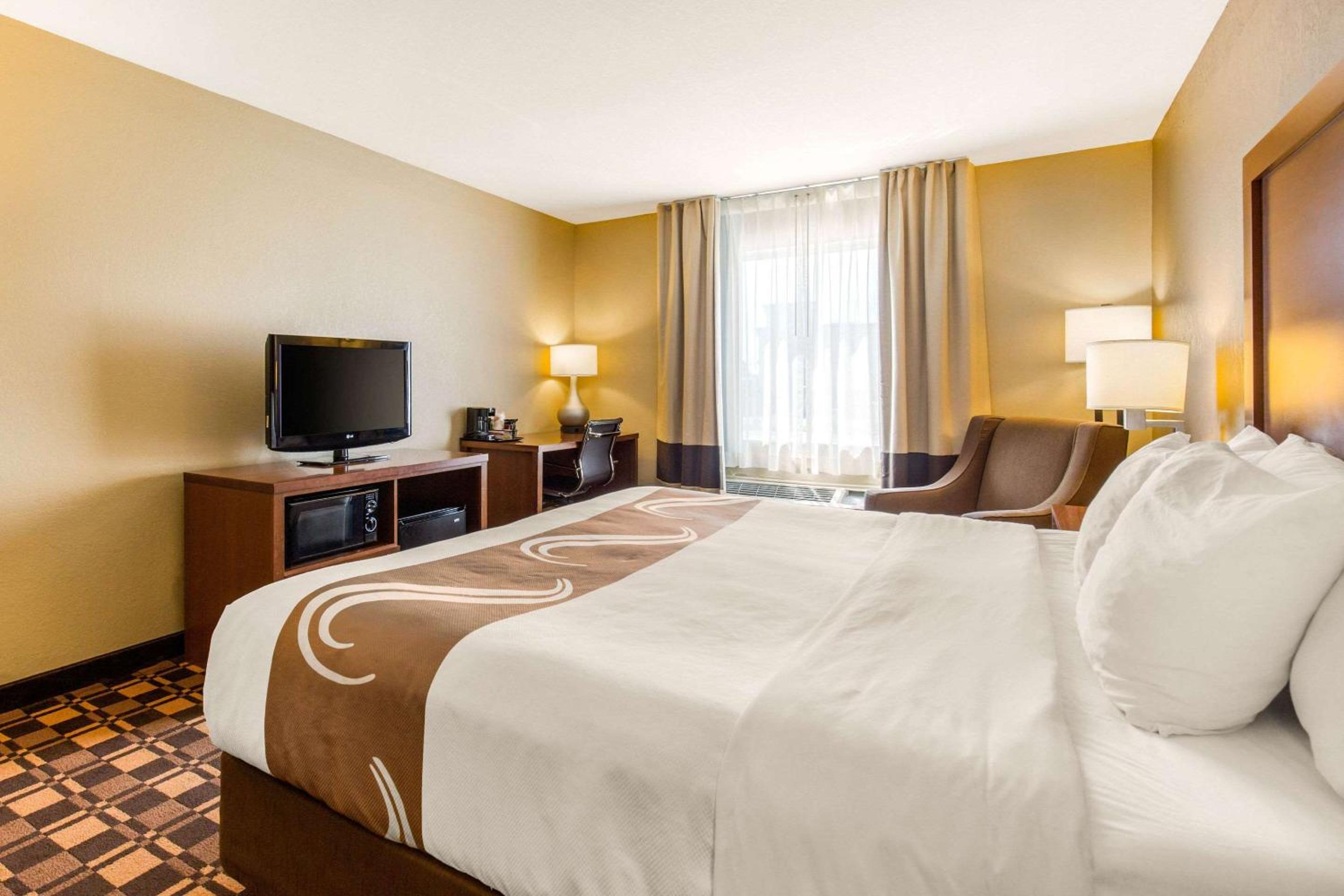 King Room - Non-Smoking - Photo 4
