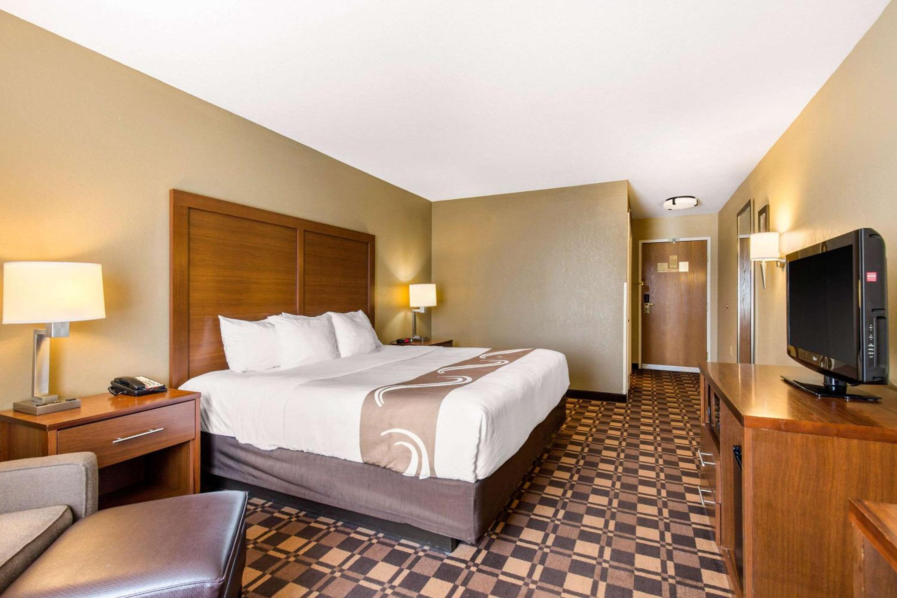 King Room - Non-Smoking - Photo 3