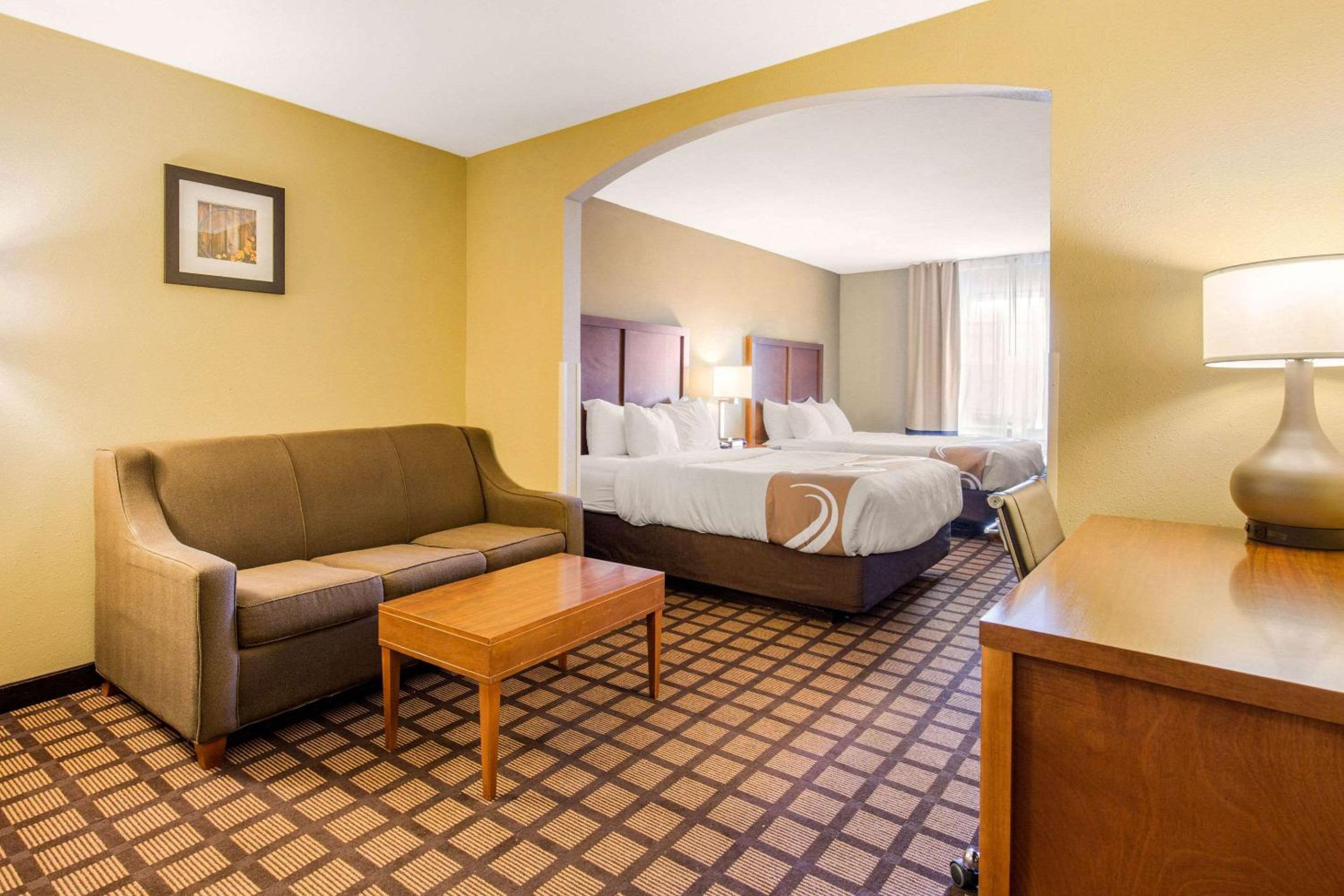Queen Suite with Two Queen Beds - Non-Smoking - Photo 4