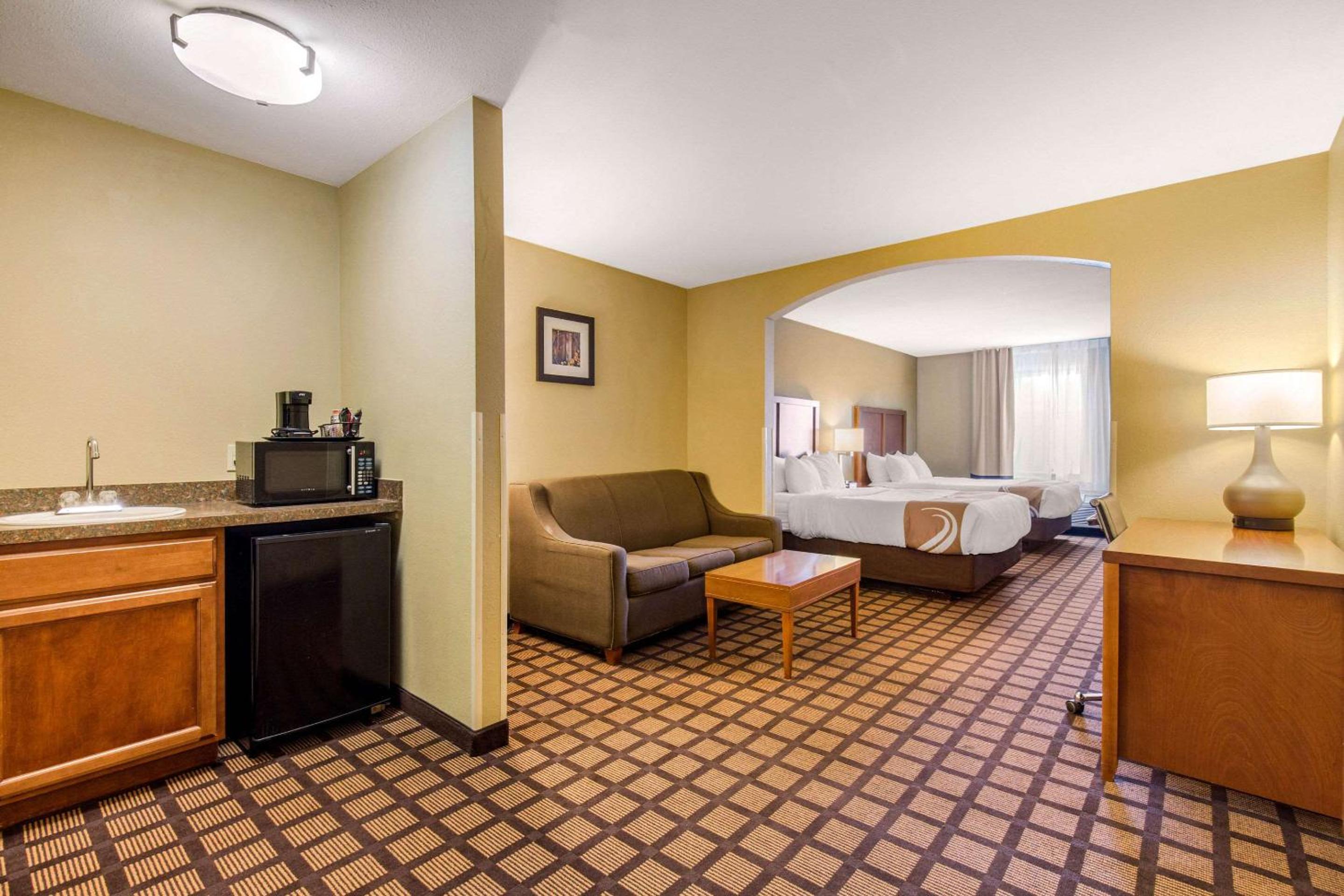 Queen Suite with Two Queen Beds - Non-Smoking - Photo 1