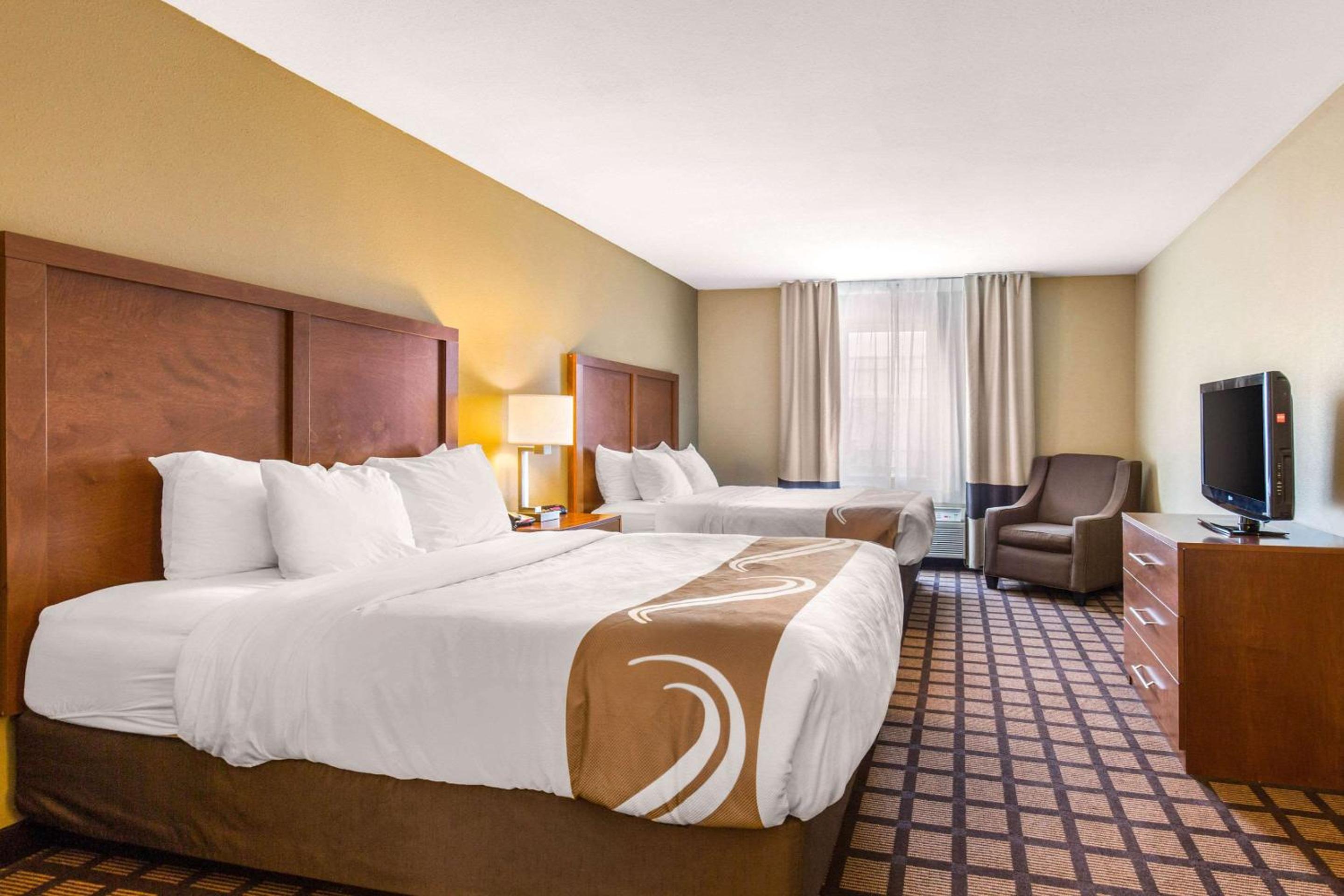 Queen Suite with Two Queen Beds - Non-Smoking - Photo 2