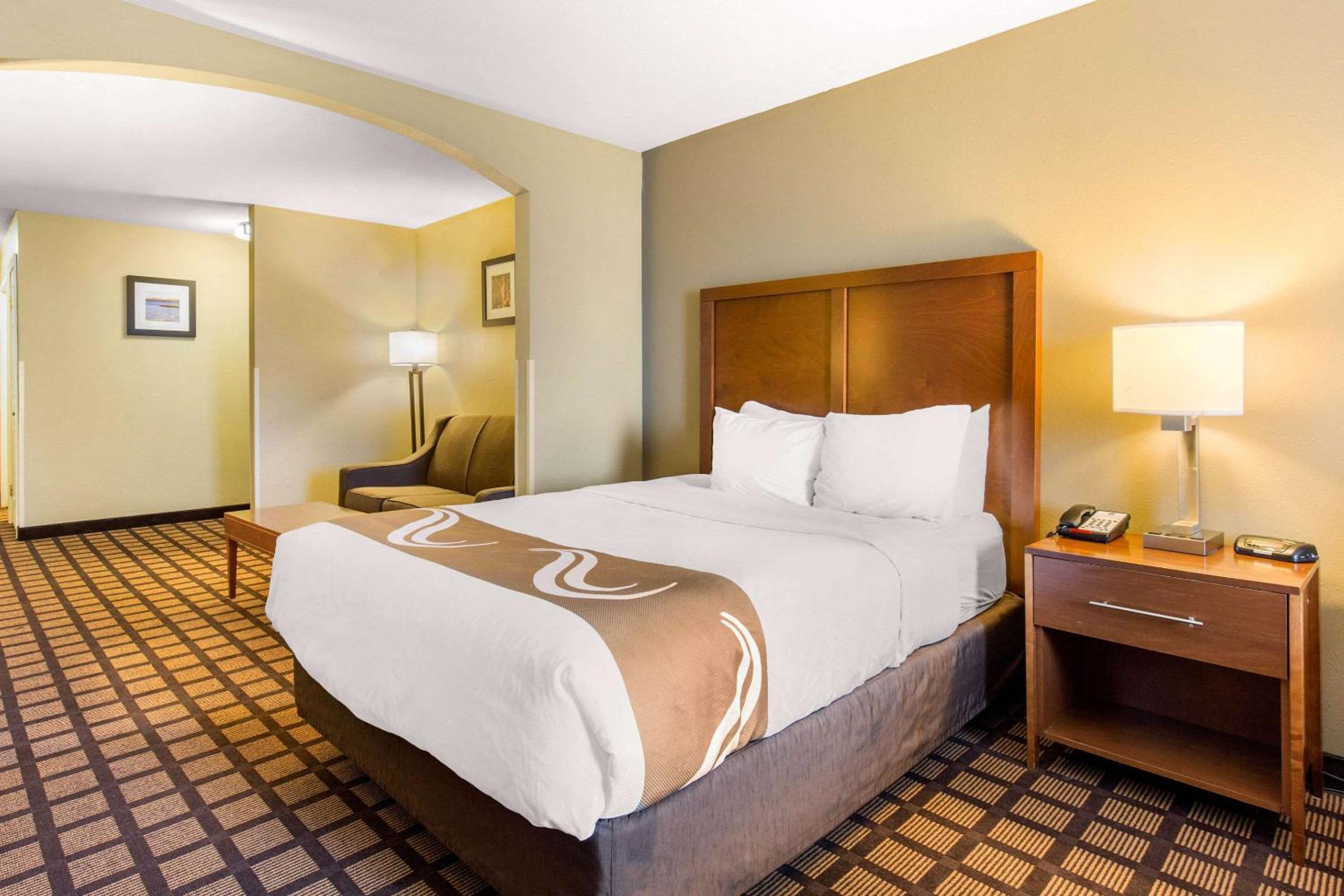 Queen Suite with Two Queen Beds - Non-Smoking - Photo 3